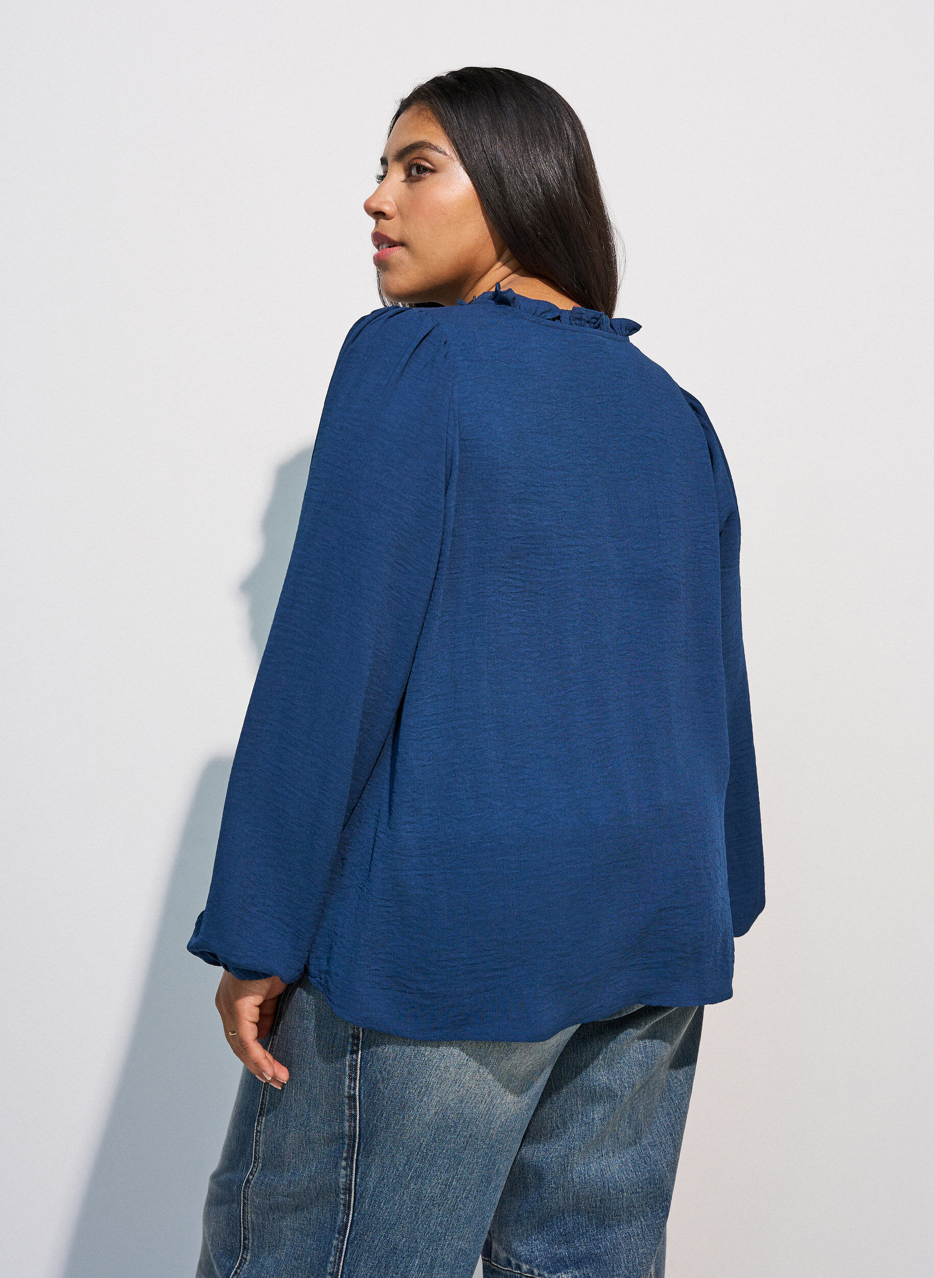 ZizziBlouse met V-hals en gehaakte sierband, Blauw, Model image number 2