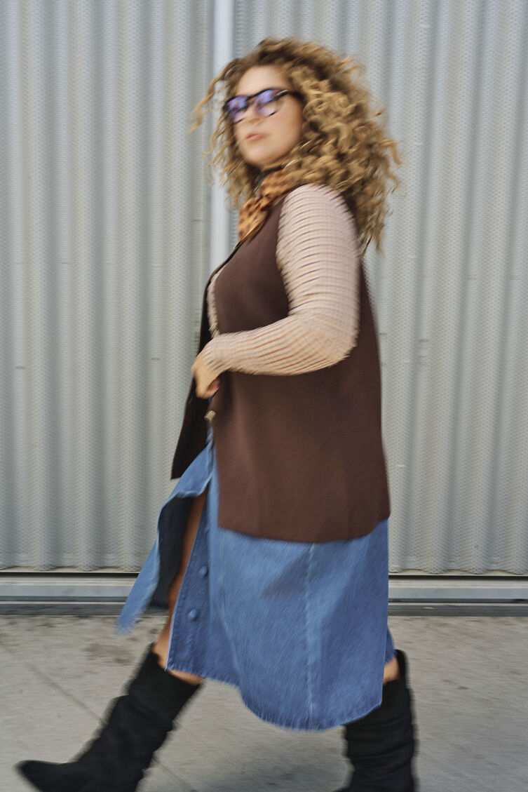 Retro chic in aardetinten, , Model