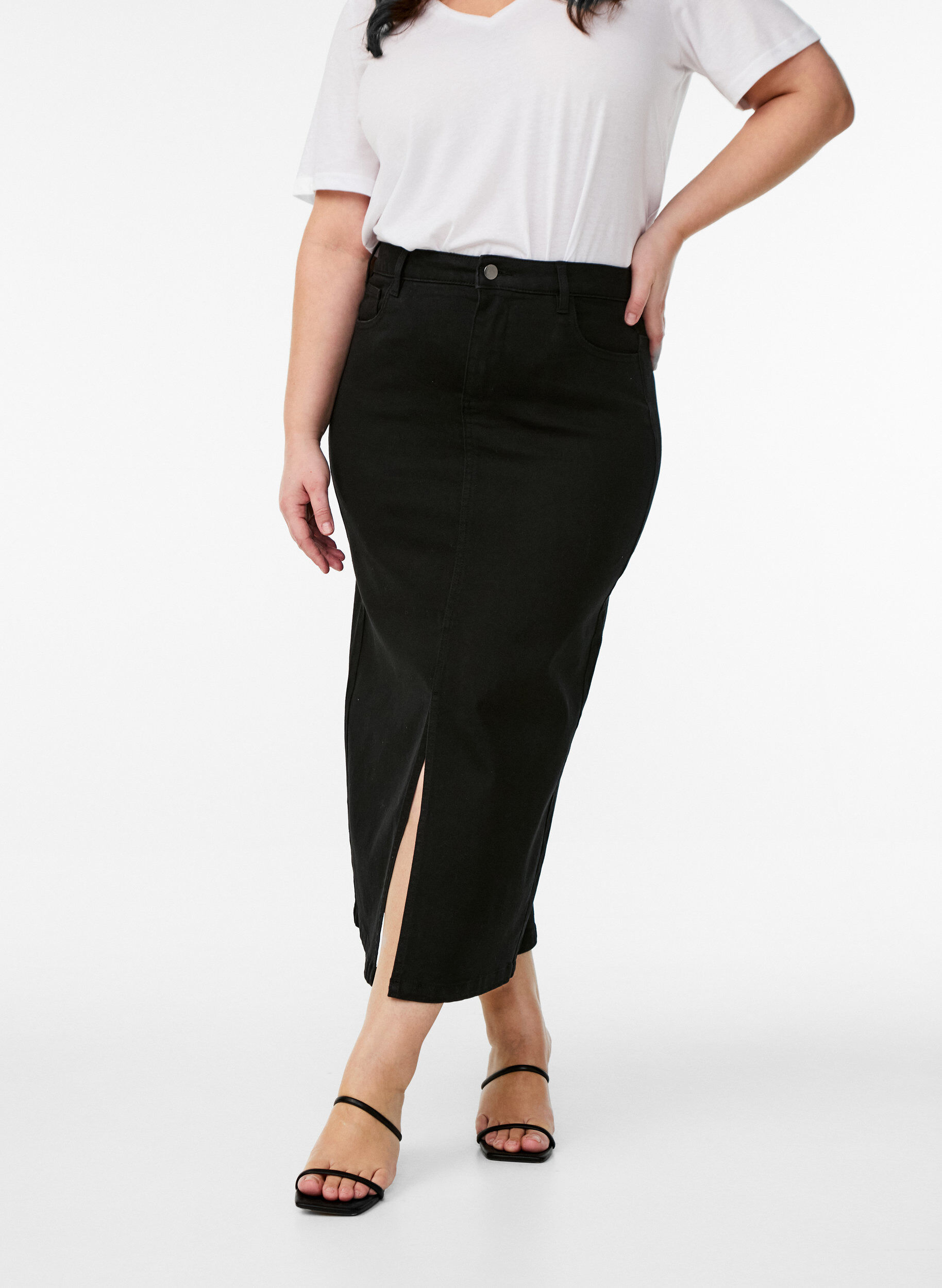 Zizzi FLASH - Halflange denimrok met een voorsplit, Zwart, Model image number 2