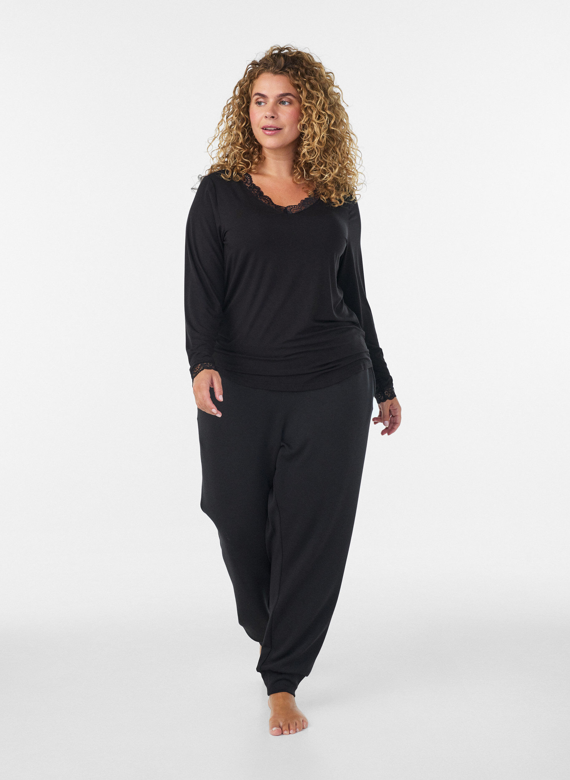 ZizziViscose blouse met kanten afwerking en V-hals, Zwart, Model image number 1