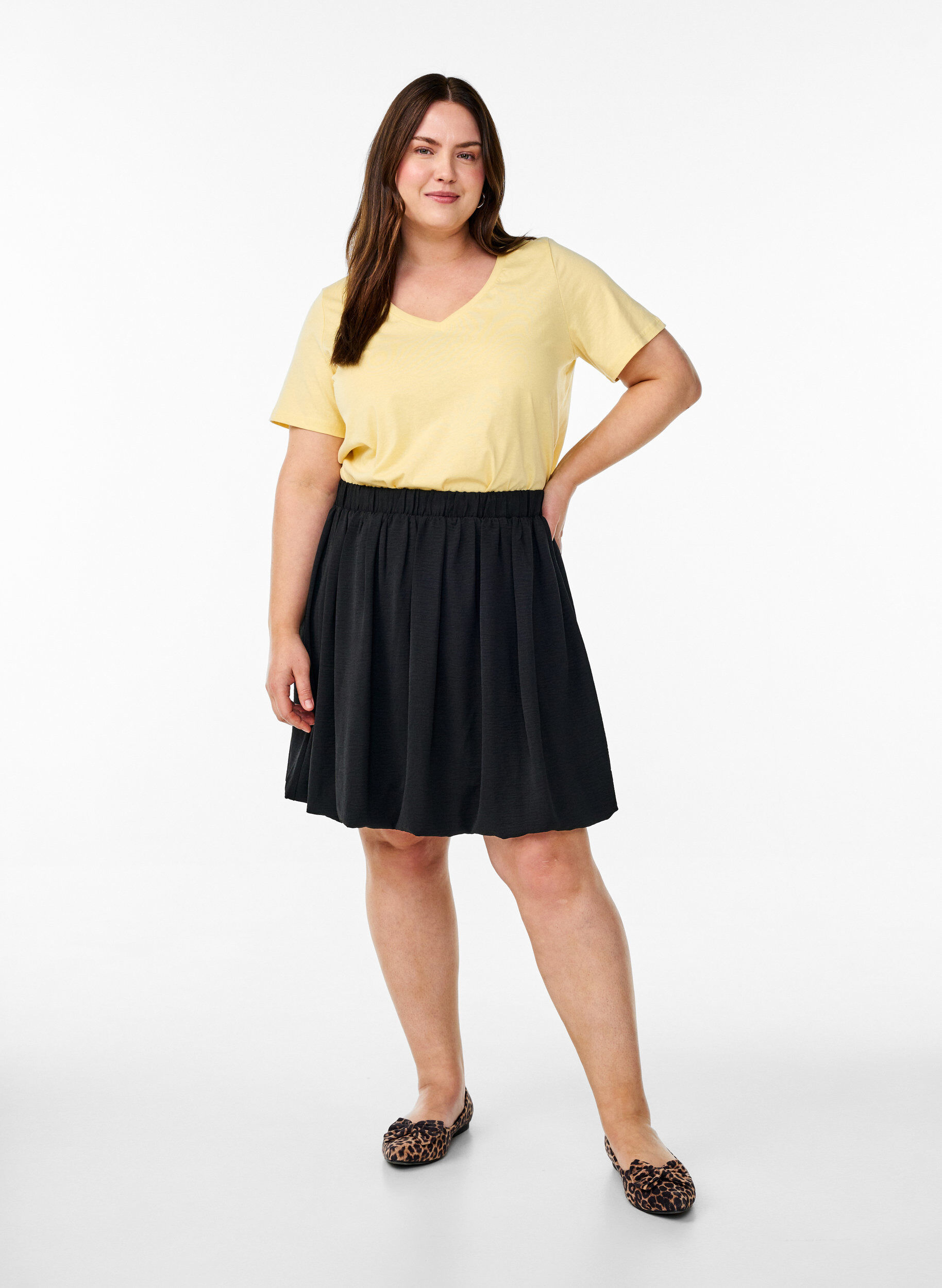 Zizzi T-shirt met korte mouwen en v-hals, Geel, Model image number 1