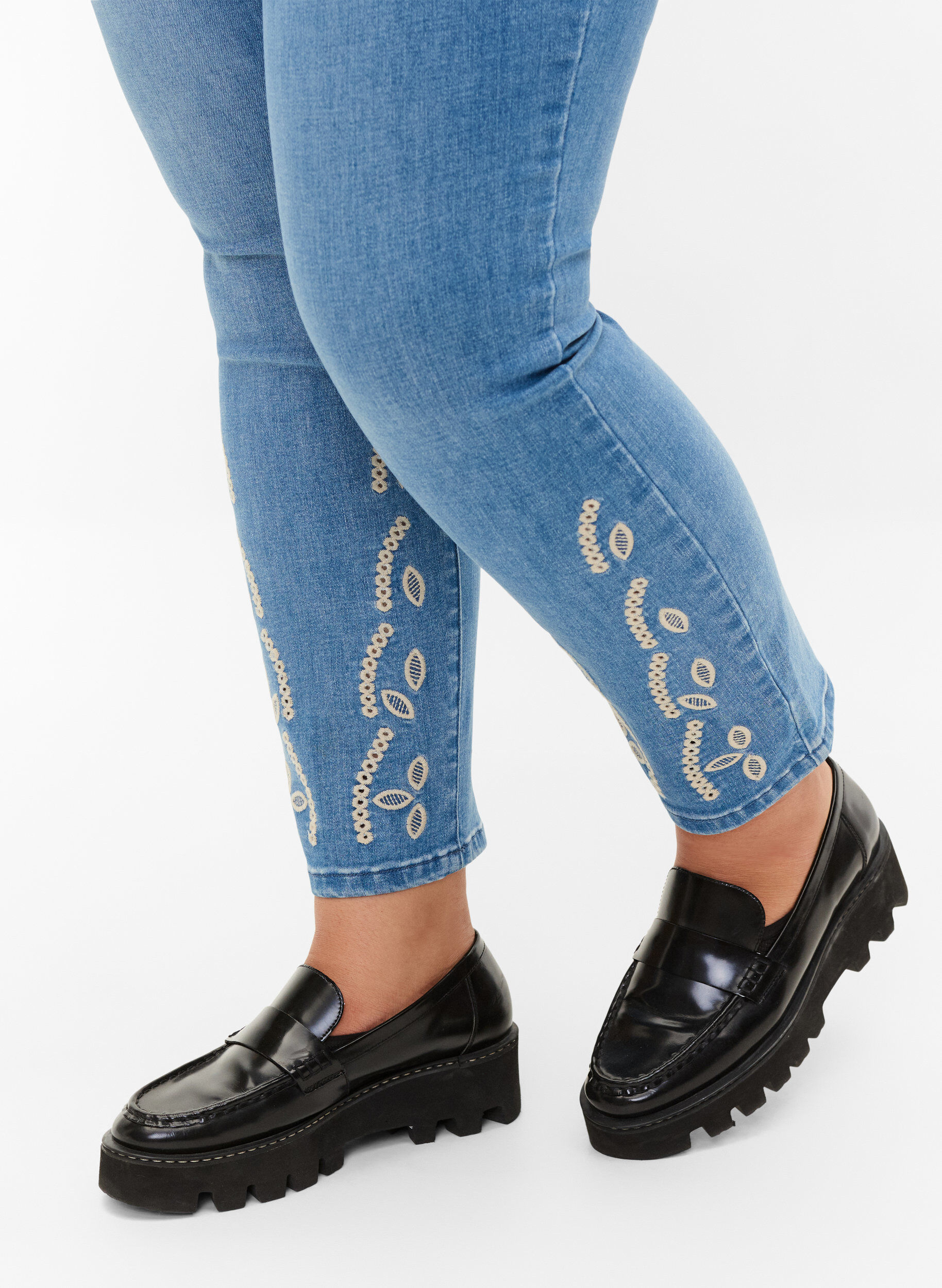 Zizzi Cropped Emily jeans met borduursel, Blue denim, Model image number 3
