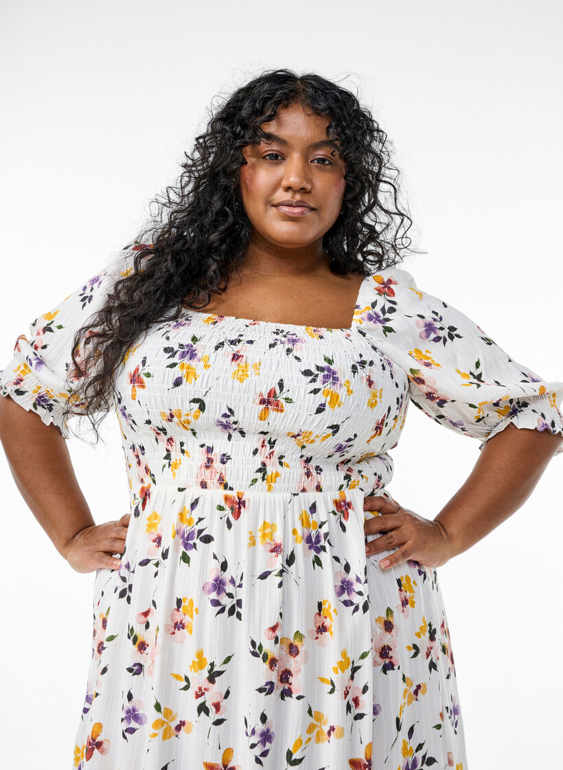 Gebloemde viscose midi-jurk met smock, Wit, Model image number 2
