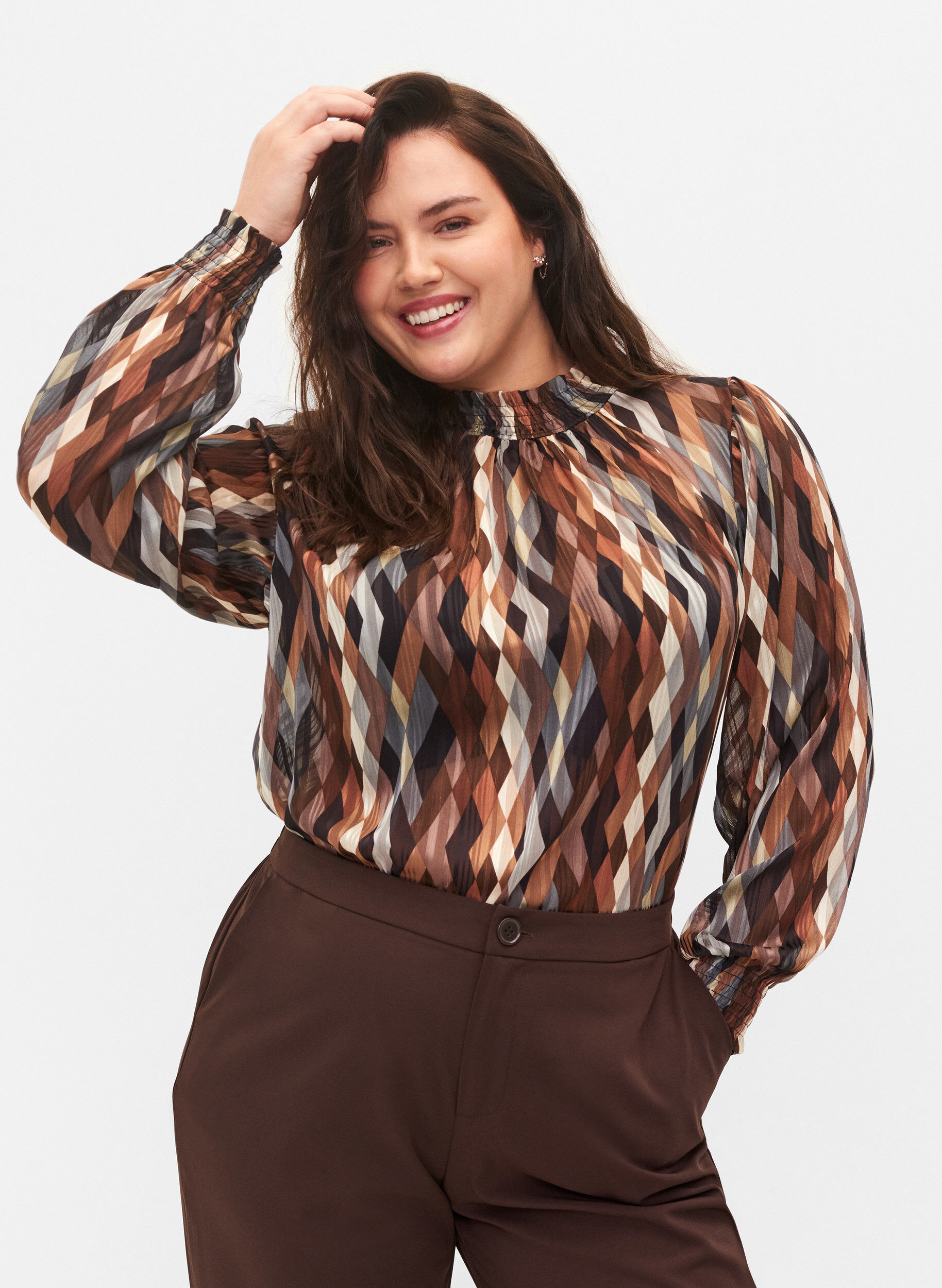 Zizzi Bedrukte blouse met smock, Earthy Zig Zag, Model image number 0