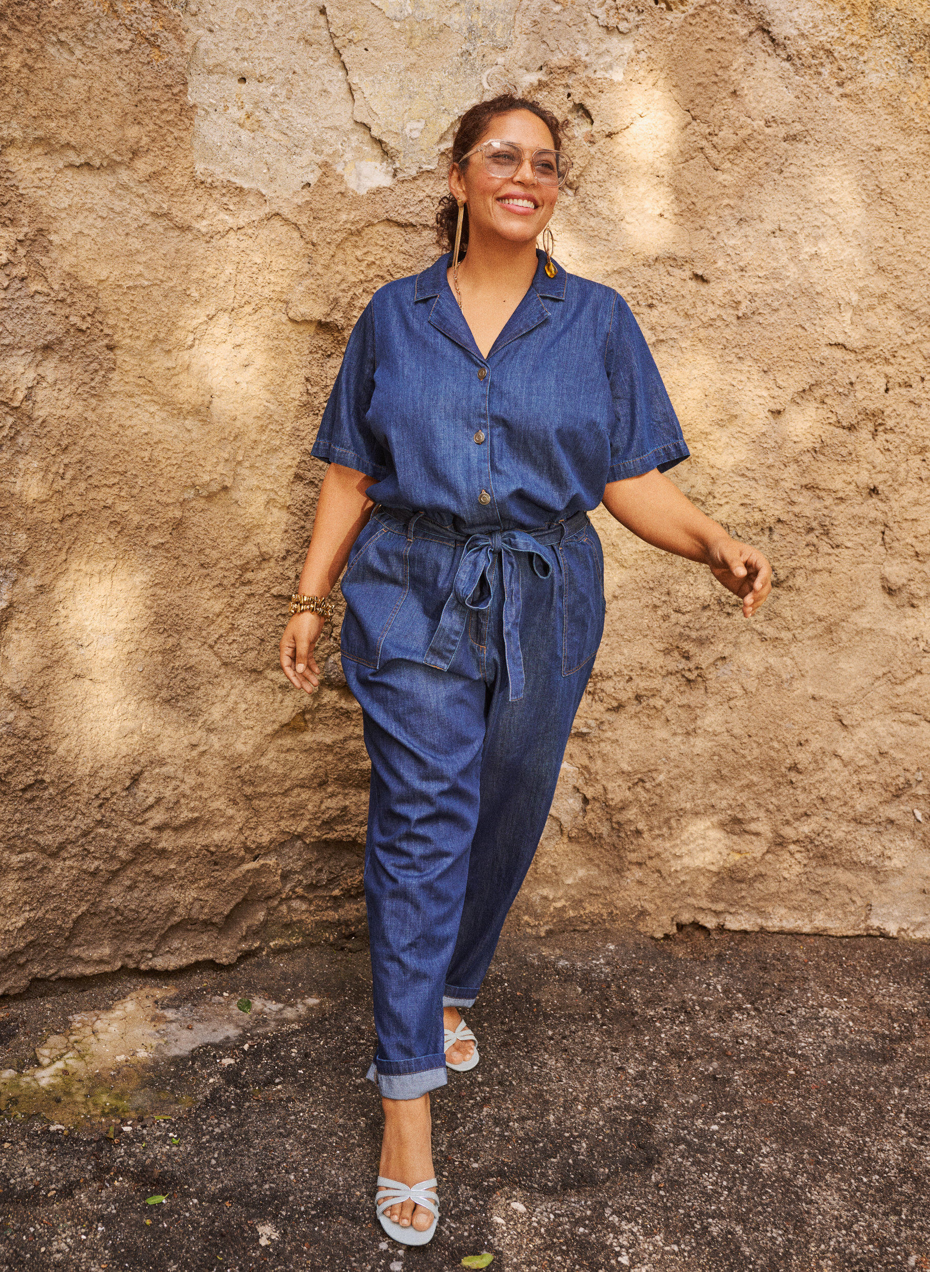 Zizzi Denim jumpsuit met korte mouwen en een strikceintuur, Blauw, Image image number 0