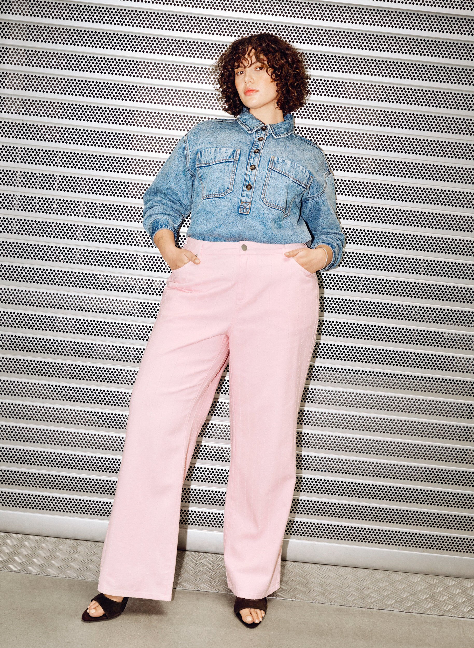 Zizzi Myra jeans in gekleurd denim met wide fit en een gestructureerd patroon, Rood, Image image number 0