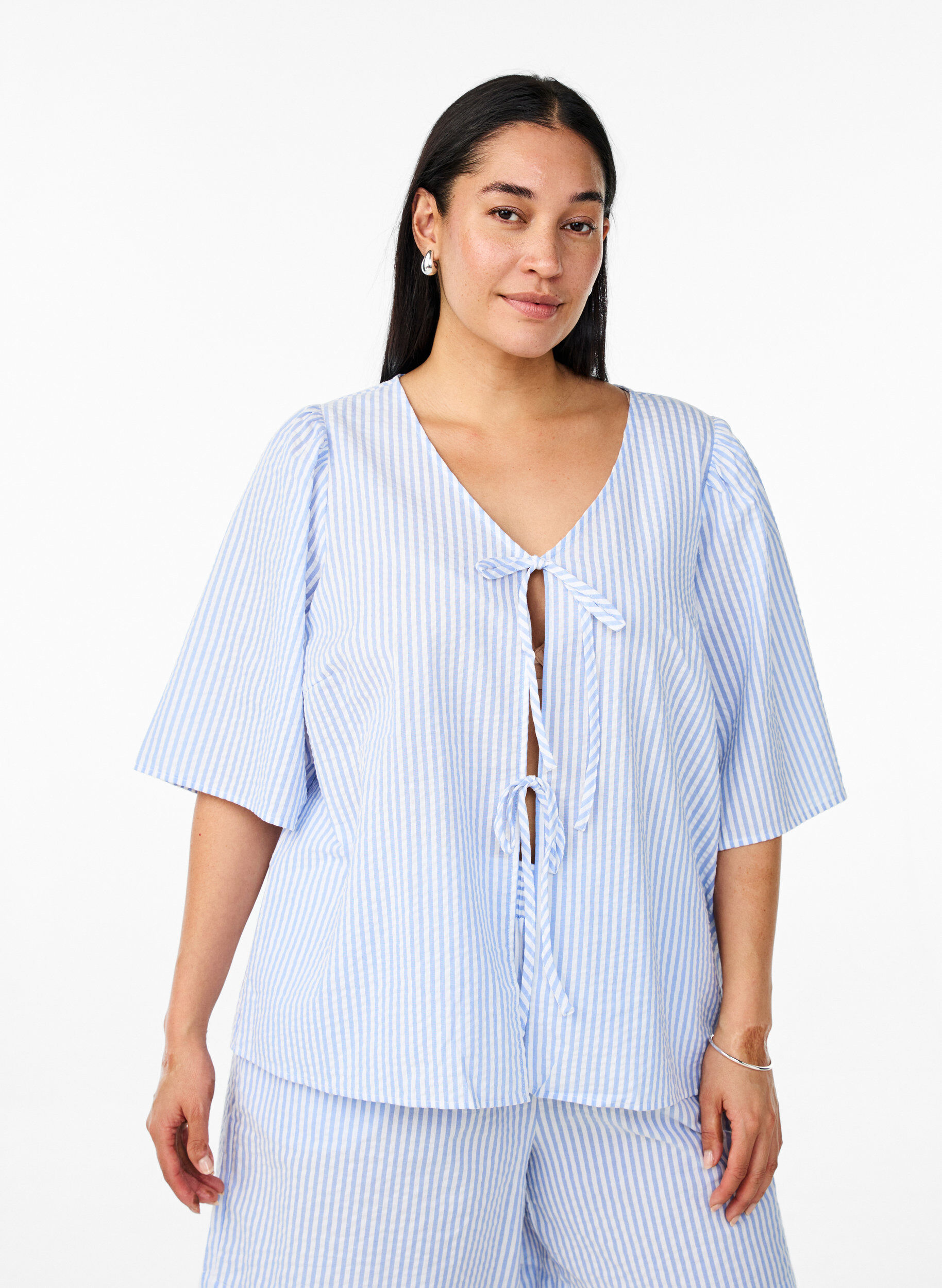 Zizzi FLASH - Gestreepte blouse met strikken, Blauw, Model image number 0