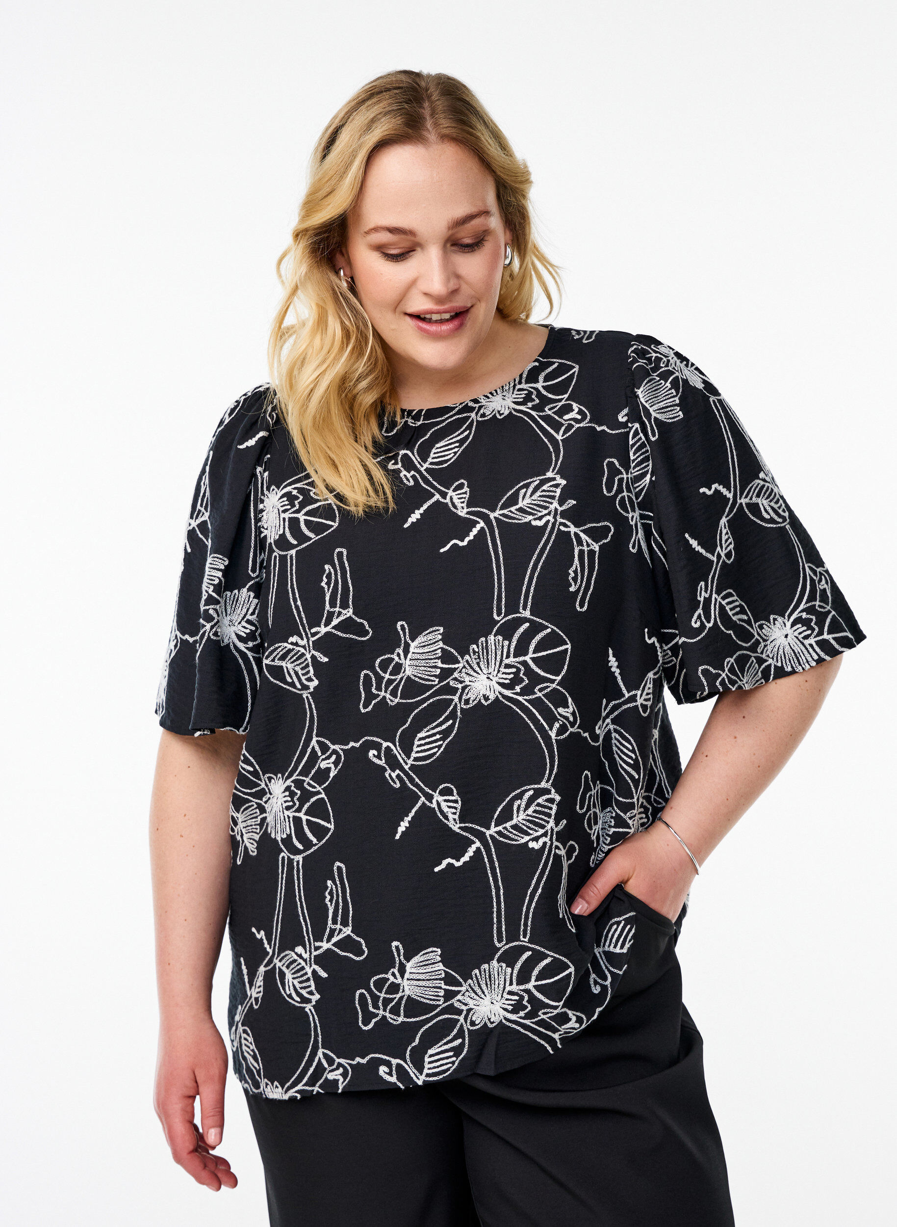 ZizziBlouse met korte mouwen en geborduurd patroon, Zwart, Model image number 0