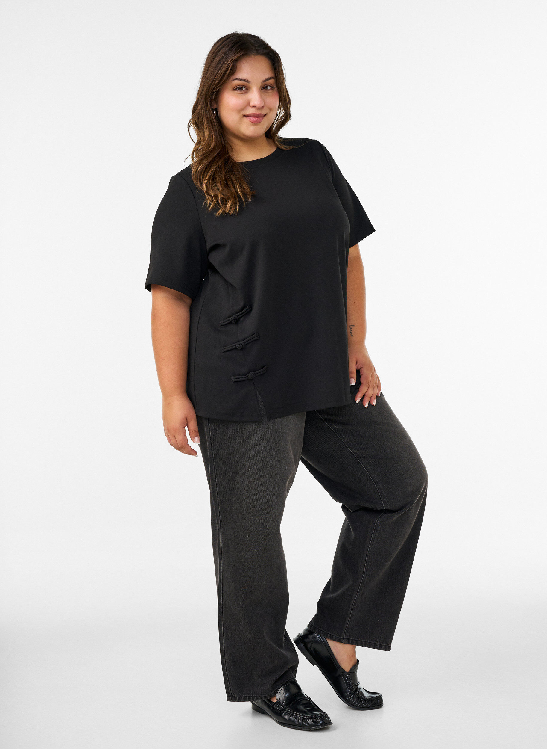 ZizziT-shirt met splitjes en decoratieve knoopsluitingen, Zwart, Model image number 1
