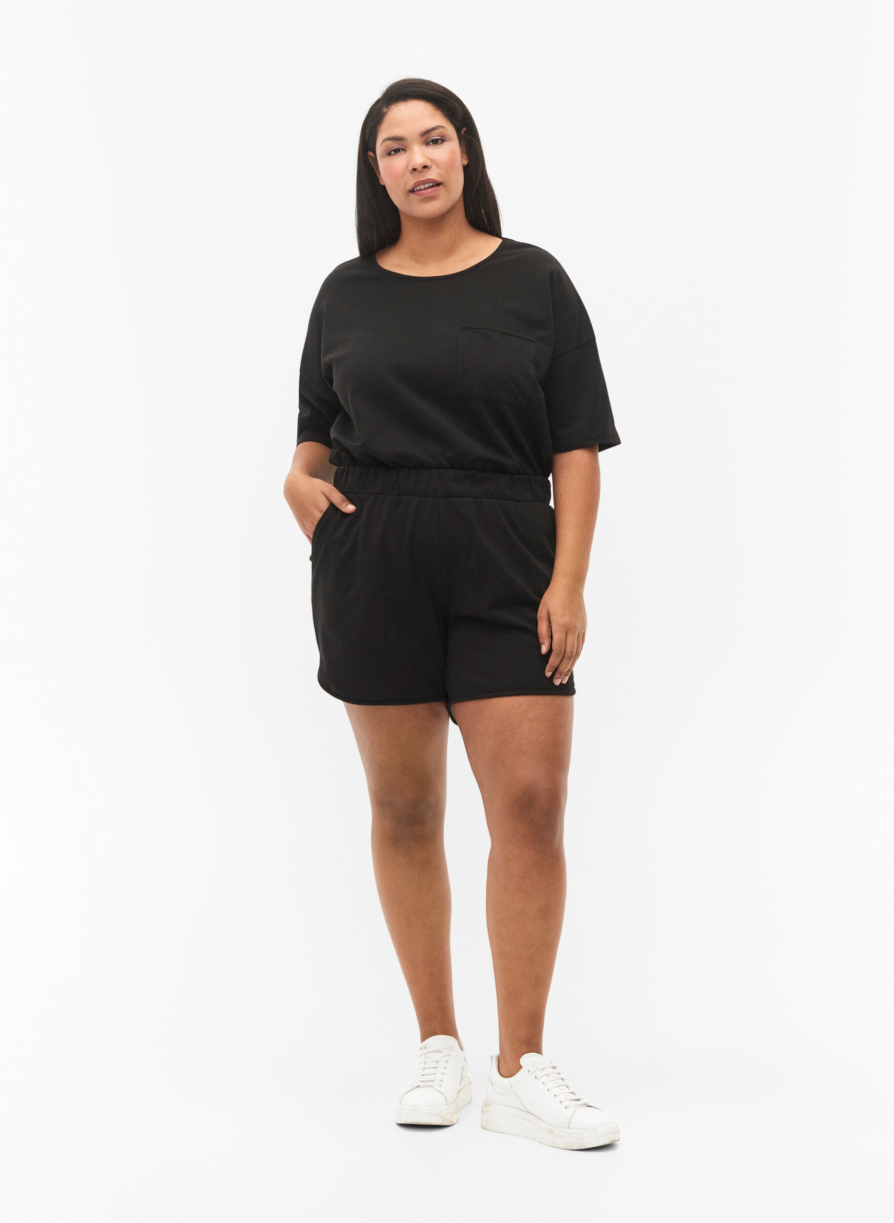 Zizzi Effen sweatshort met zakken, Black, Model image number 3