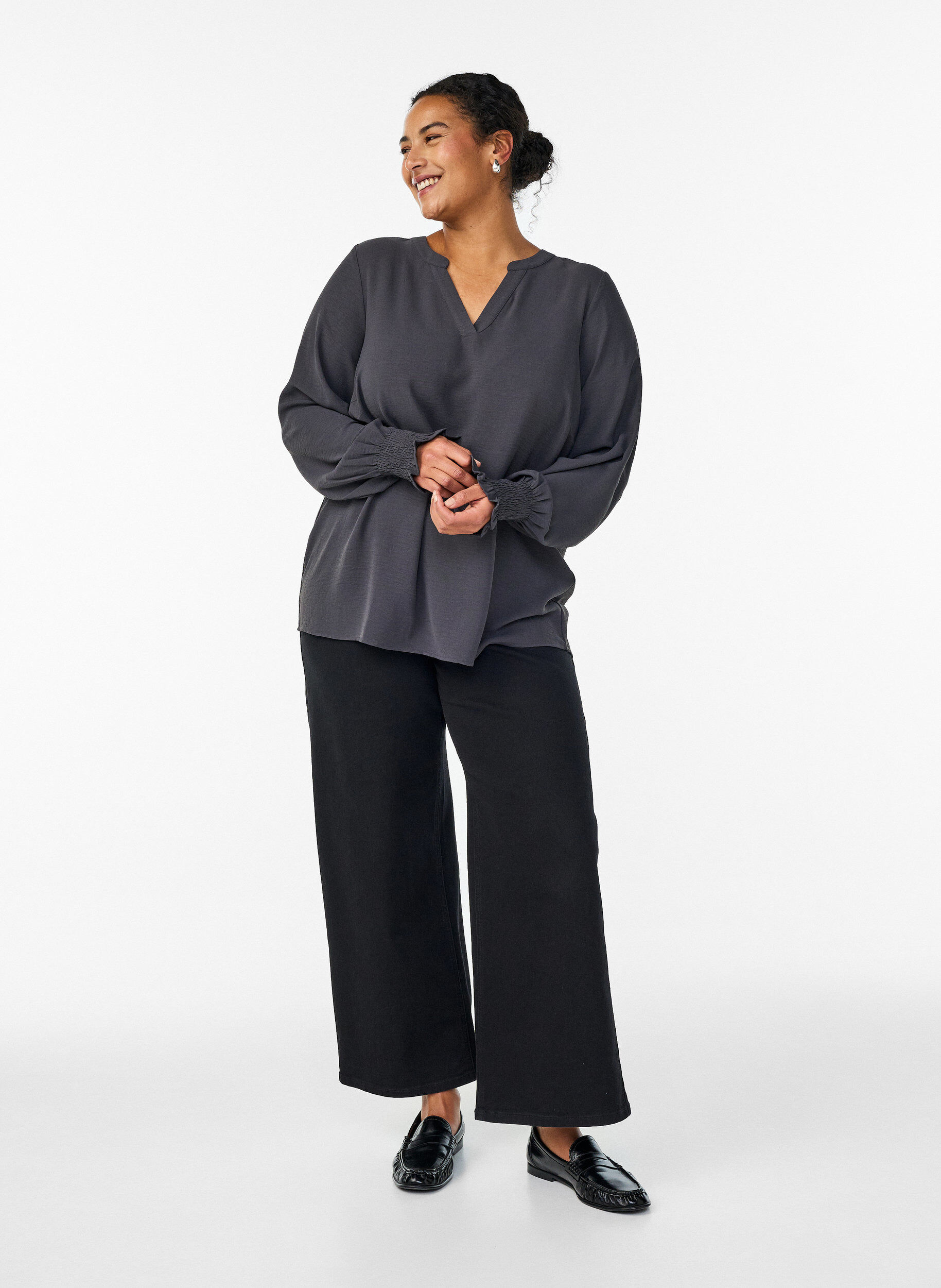 Zizzi Blouse met smockmanchetten en V-hals, Grijs, Model image number 1