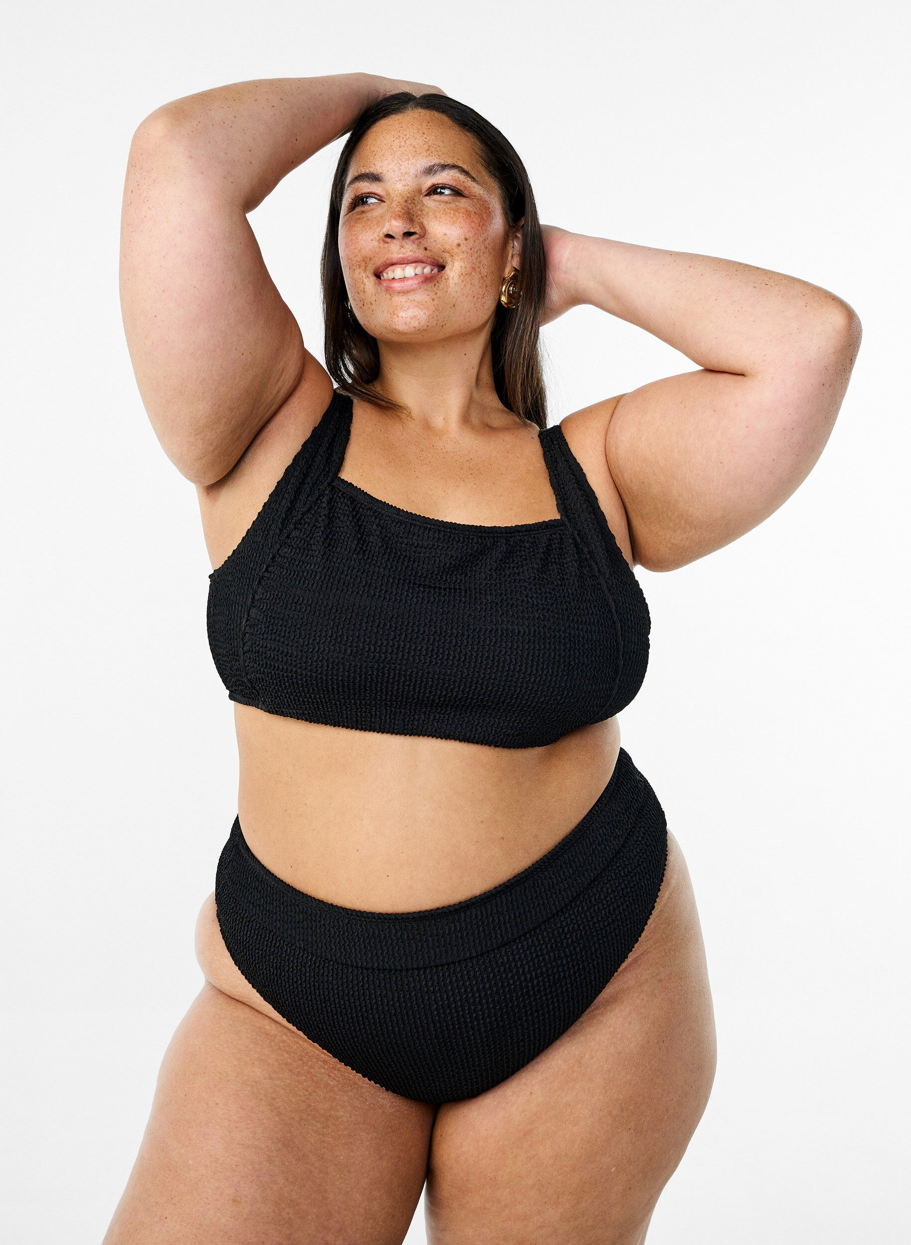 Braziliaanse bikinibroekjes in cr&ecirc;pe, Zwart, Model