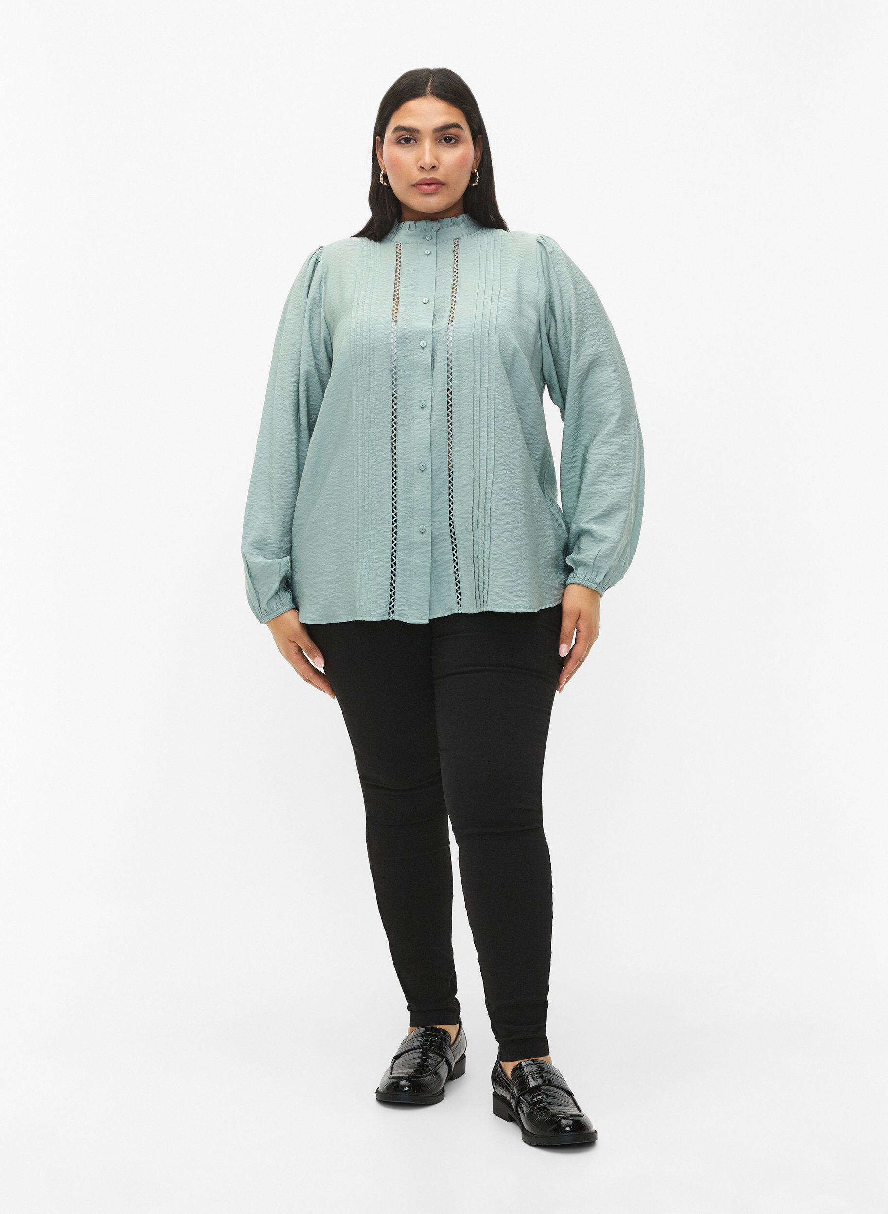 Zizzi Viscose overhemdblouse met rucheskraag, Chinois Green, Model image number 2