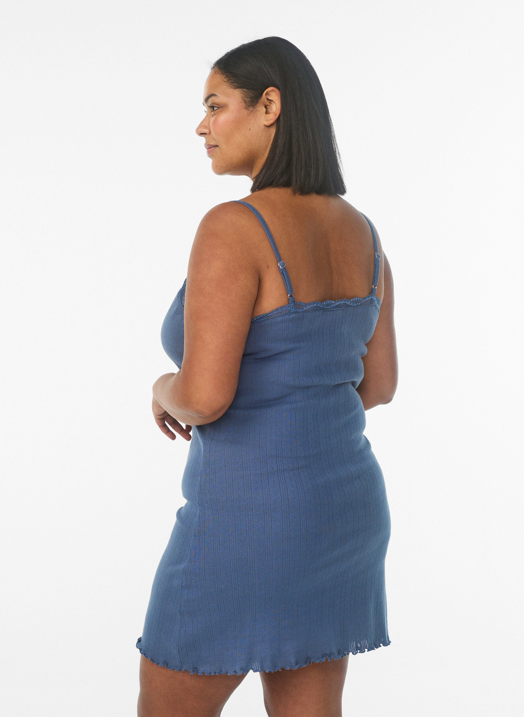 Zizzi Nachthemd met dunne bandjes en een gestructureerd patroon, Blauw, Model image number 2