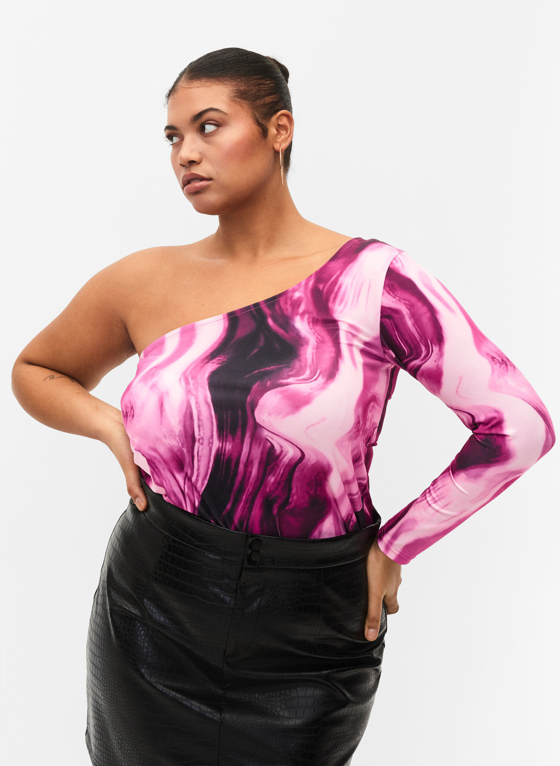Zizzi One-shoulder blouse met print, Raspberry Rose AOP, Model image number 0