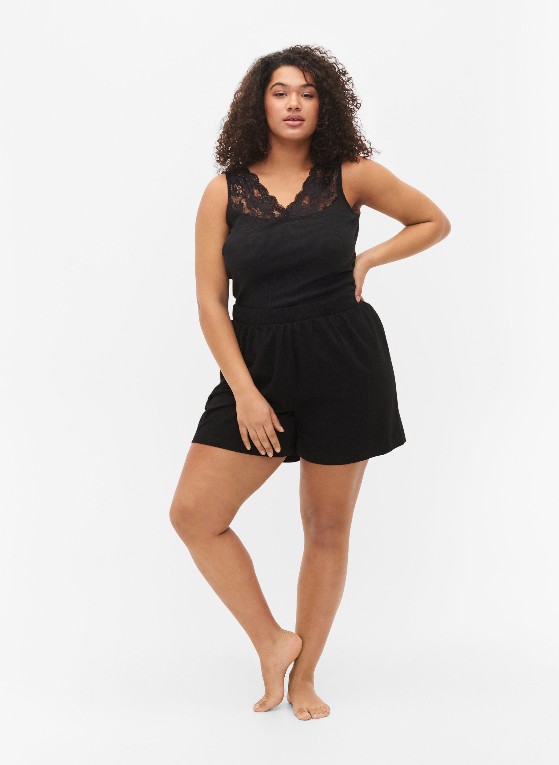 Zizzi Losse pyjama shorts van katoenmix, Zwart, Model image number 1