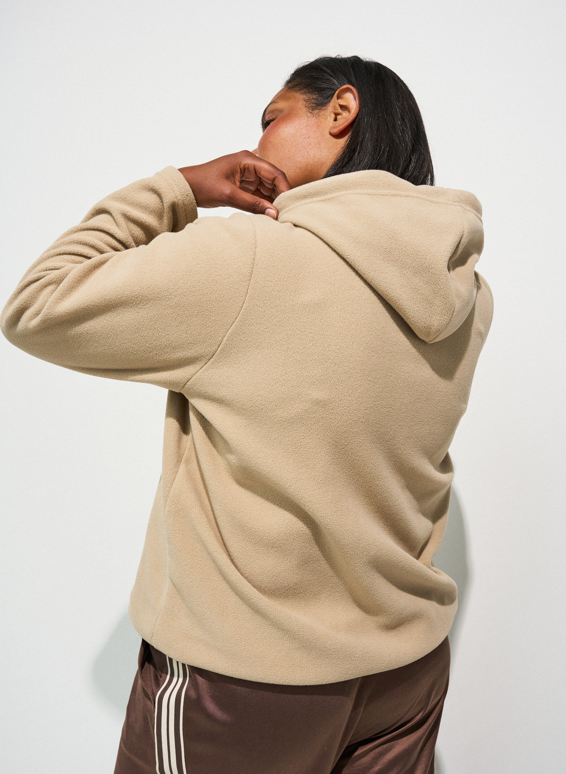 ZizziFleece hoodie met een hoge nek en geborduurde tekst, Beige, Model image number 1