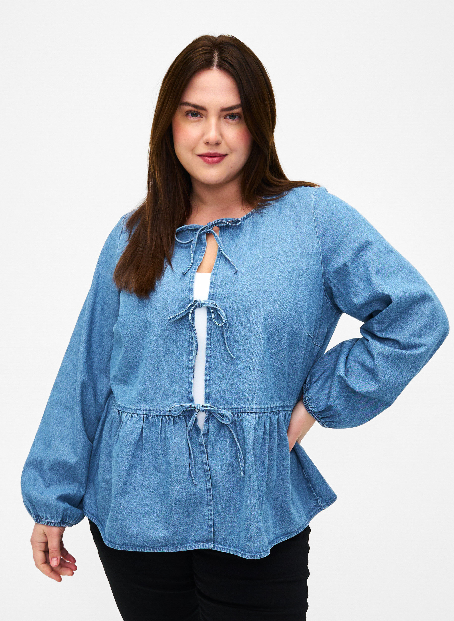 Zizzi Denim peplum blouse met striksluiting, Light Blue Denim, Model image number 0