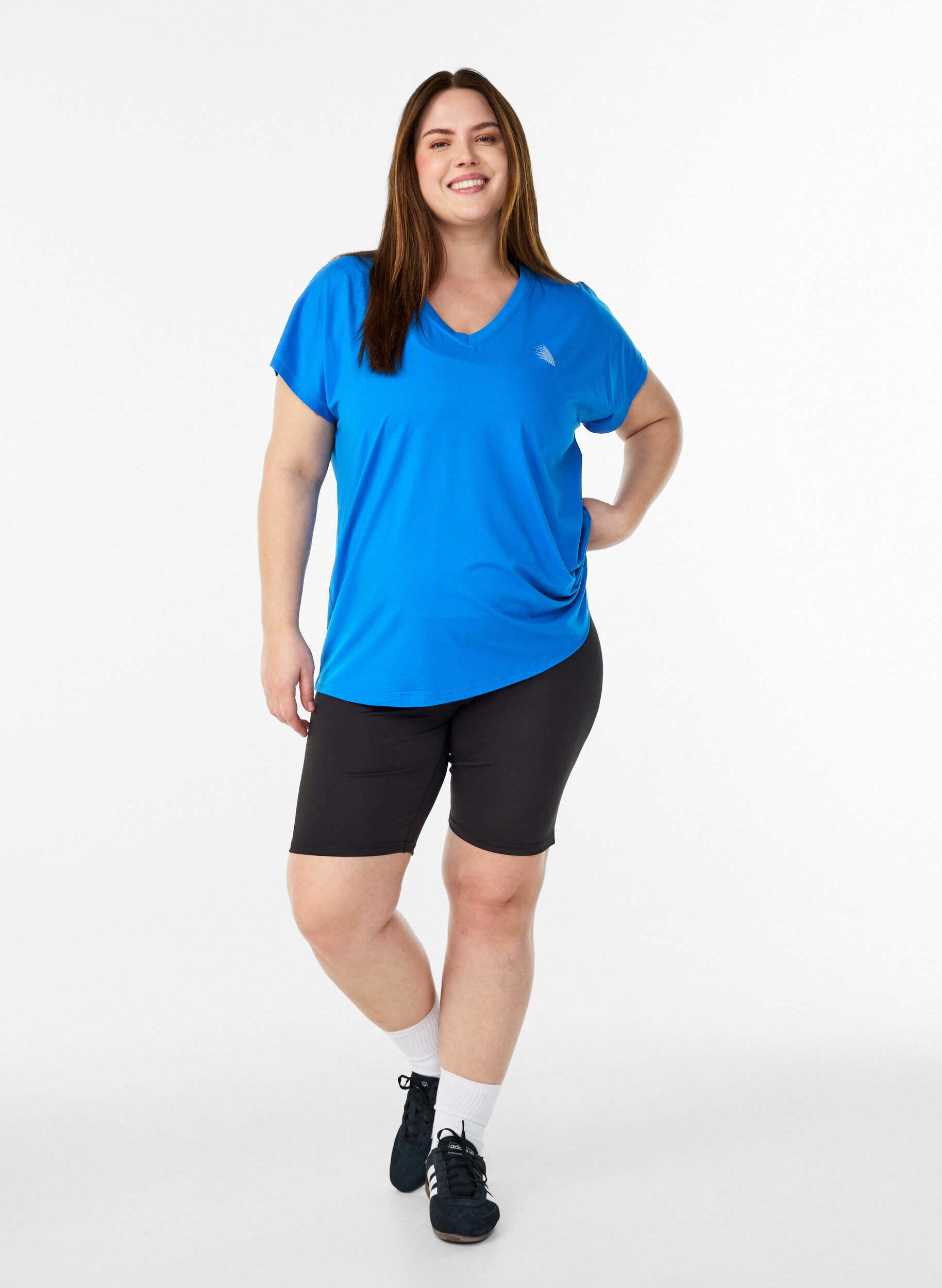 Zizzi Losvallend trainings-T-shirt met V-hals, Blauw, Model image number 1