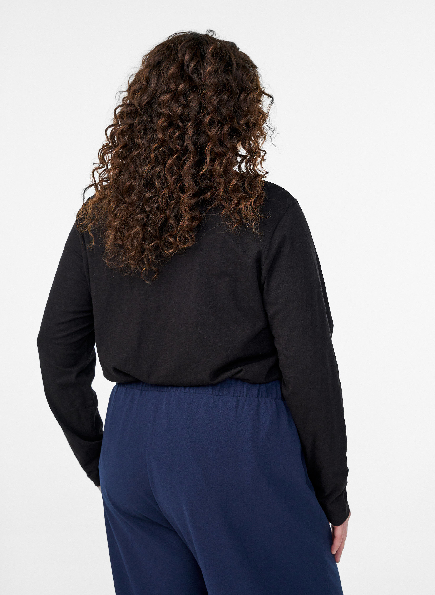 ZizziT-shirt met lange mouwen, V-hals en knopen, Zwart, Model image number 2