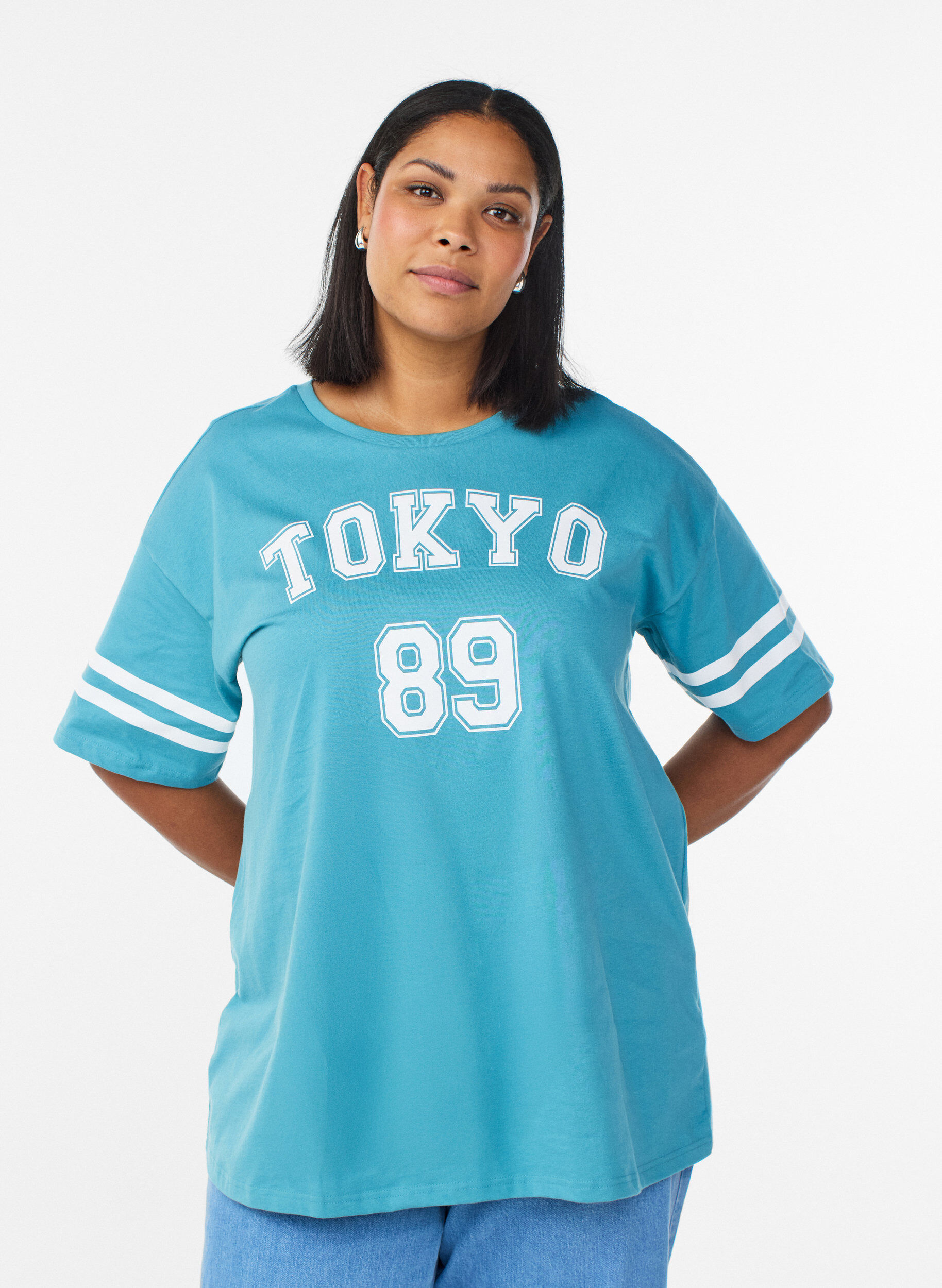 Zizzi Sportief oversized college T-shirt, Blauw, Model image number 0