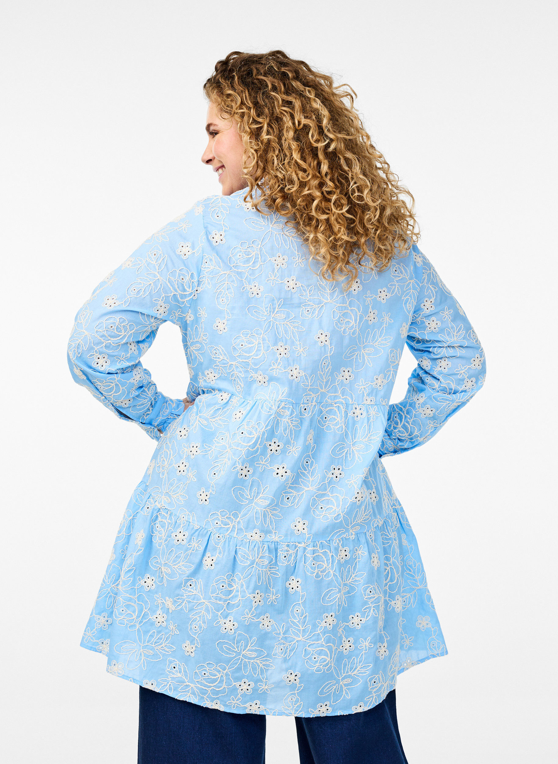 Zizzi Jurk met geborduurde bloemen en lange mouwen, Blauw, Model image number 2