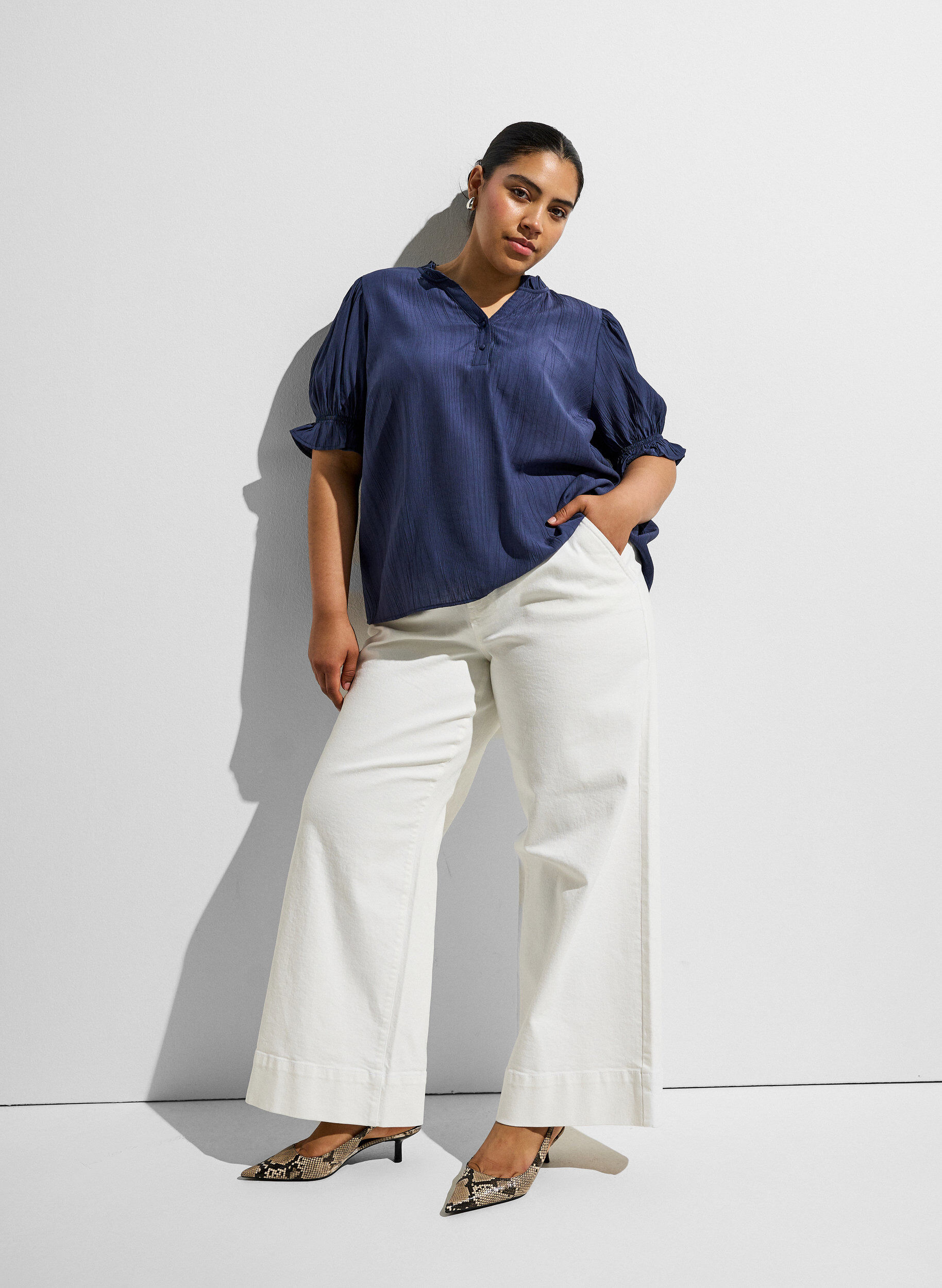 ZizziBlouse in een gekreukelde viscosemix met een V-hals, Blauw, Image image number 0