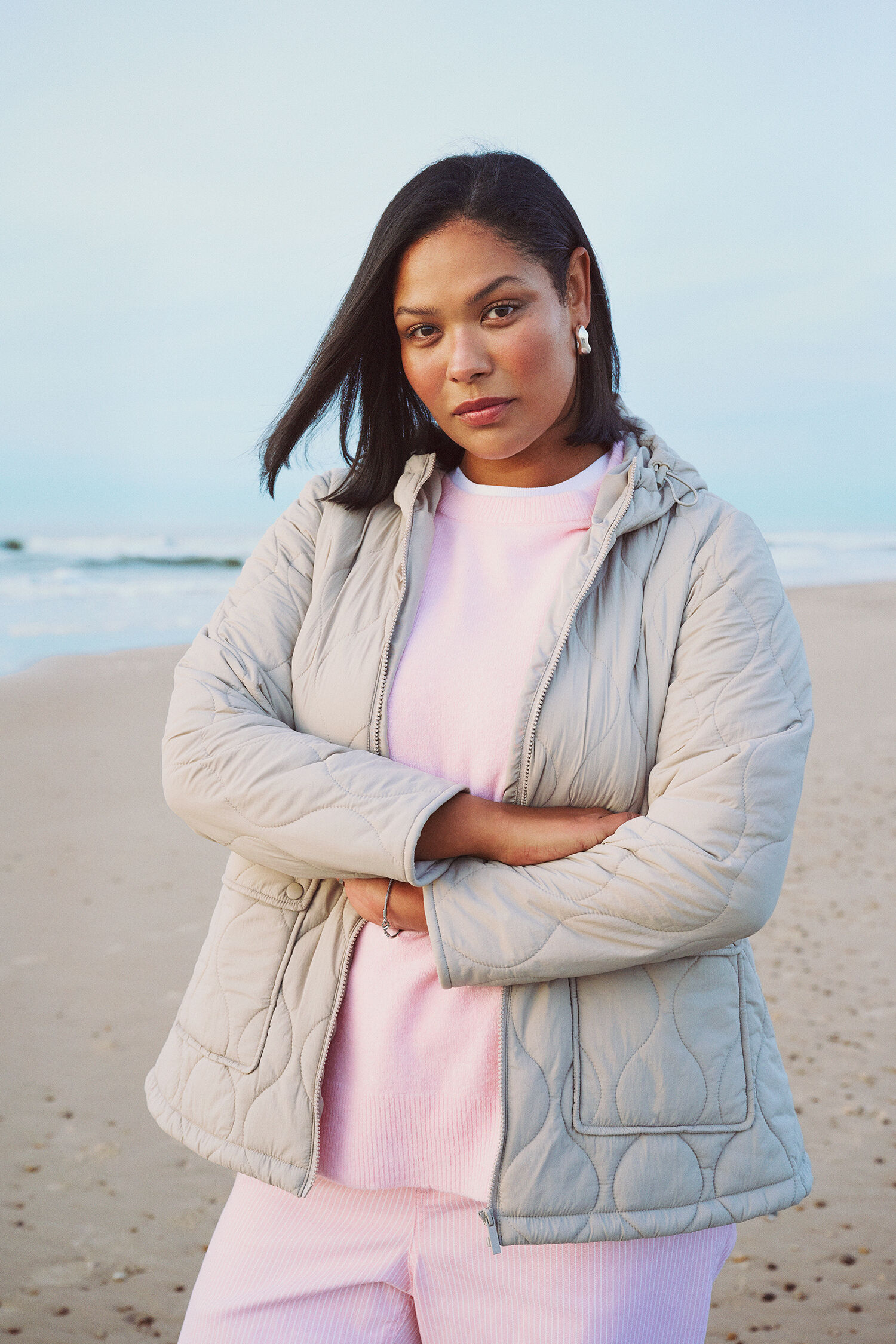 Gewatteerde jas met roze tinten, , Model