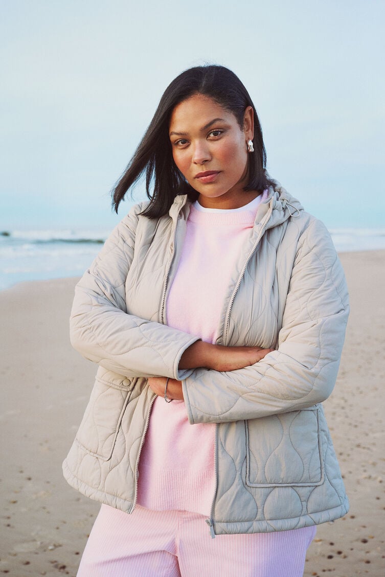 Gewatteerde jas met roze tinten, , Model