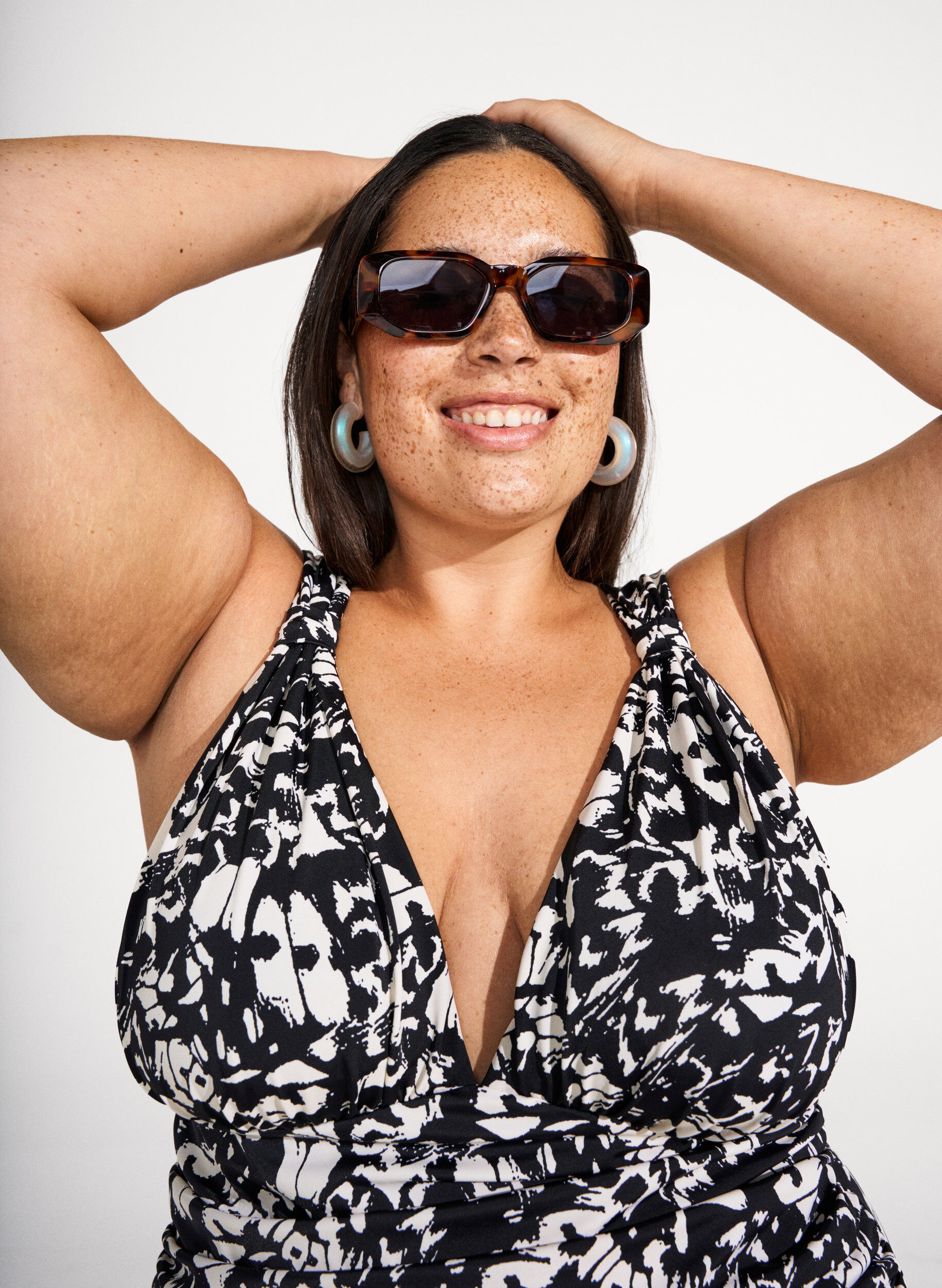 Zizzi Patroon badpak met diepe V-hals, Zwart, Image image number 0