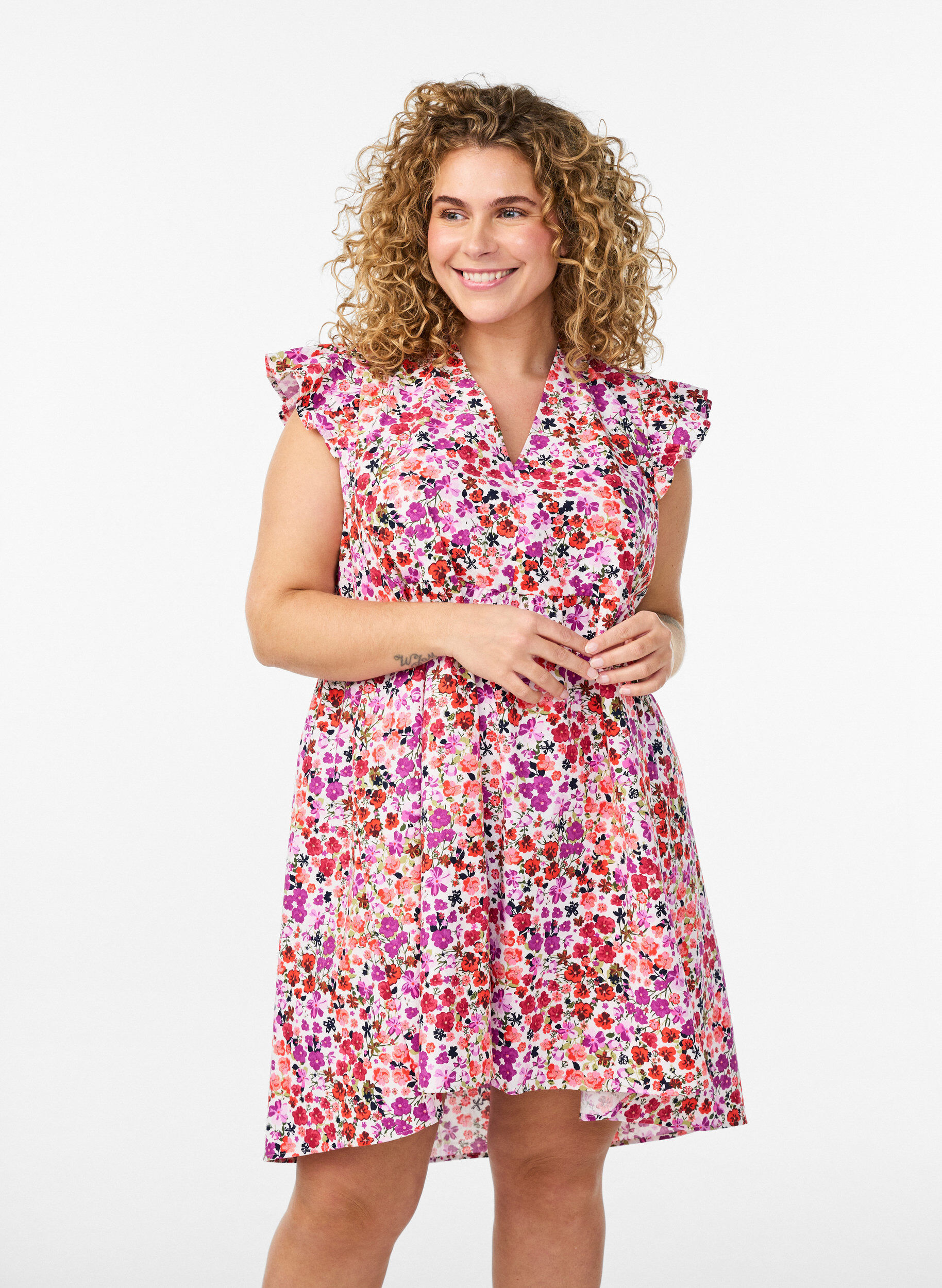 Zizzi Katoenen bloemenjurk met ruches en V-hals, Roze, Model image number 0