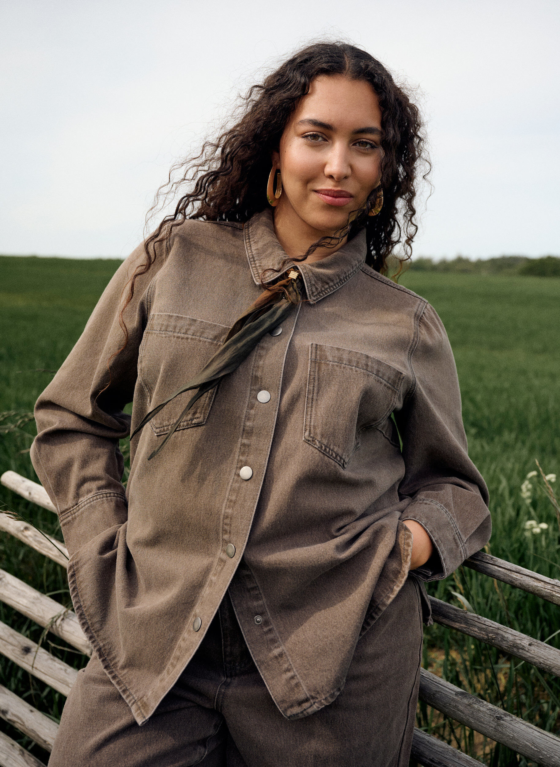 Zizzi Gekleurde denim shirt met zakken op de borst, Bruin, Image image number 0