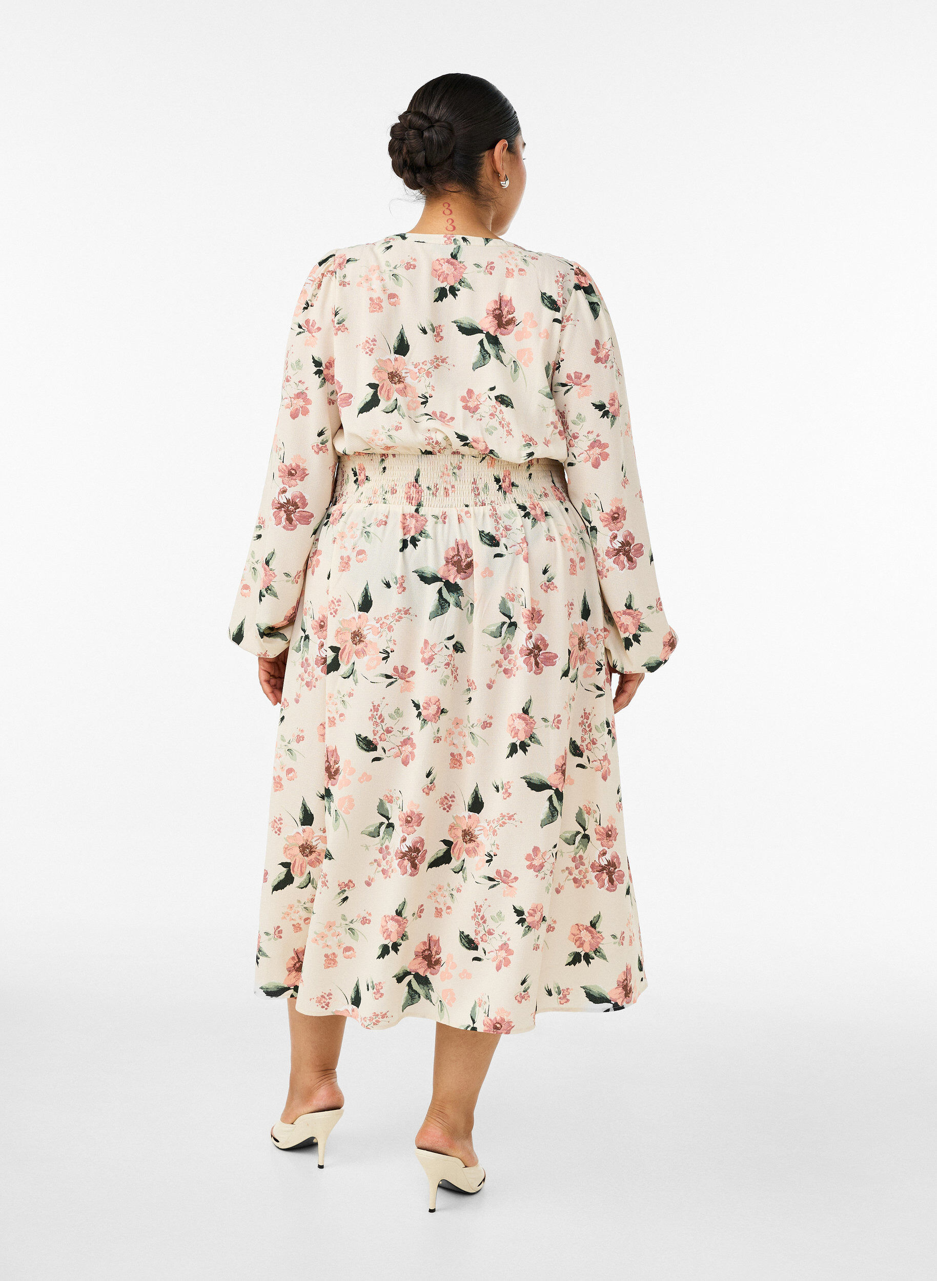 ZizziMidi-jurk met smock en decoratieve knopen, Beige, Model image number 1