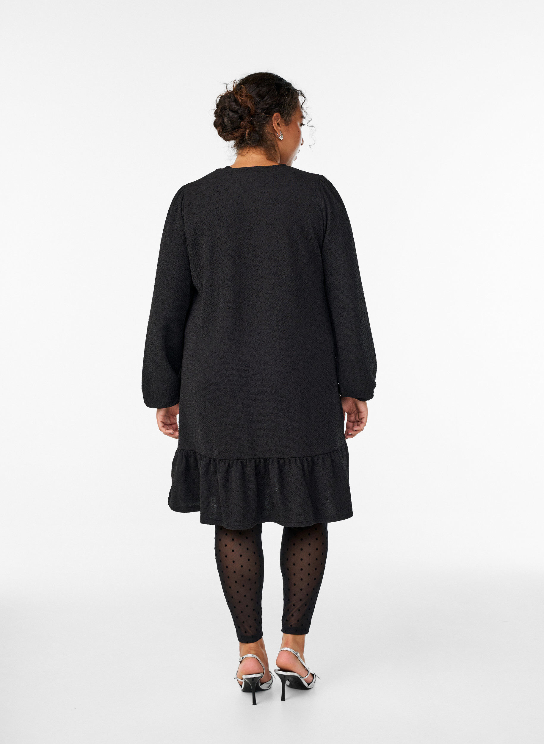 Zizzi Korte jurk met een ruffle zoom en structuur, Zwart, Model image number 2