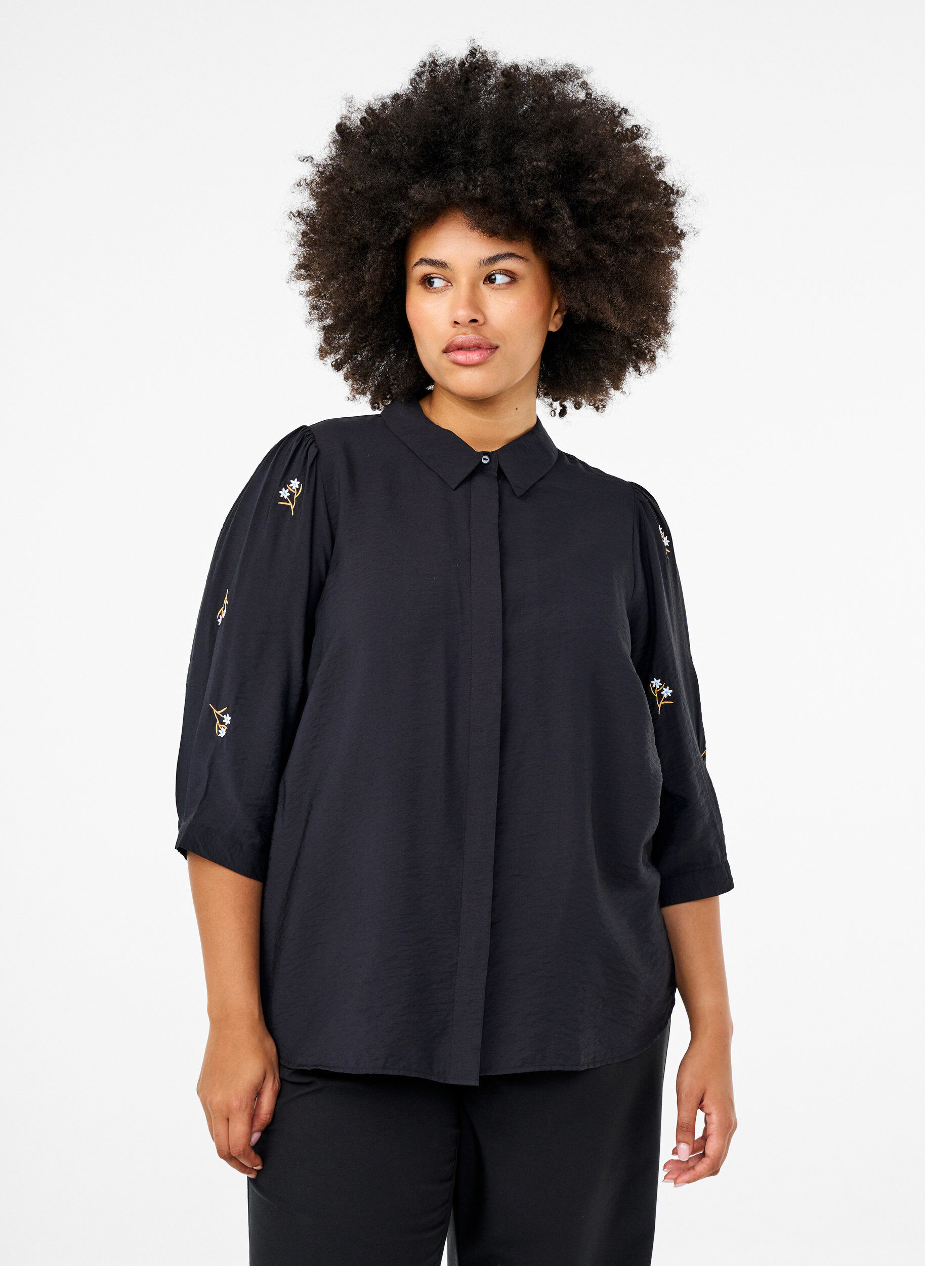 Zizzi Blouse met 3/4 mouwen en bloemenborduursel, Black, Model image number 0