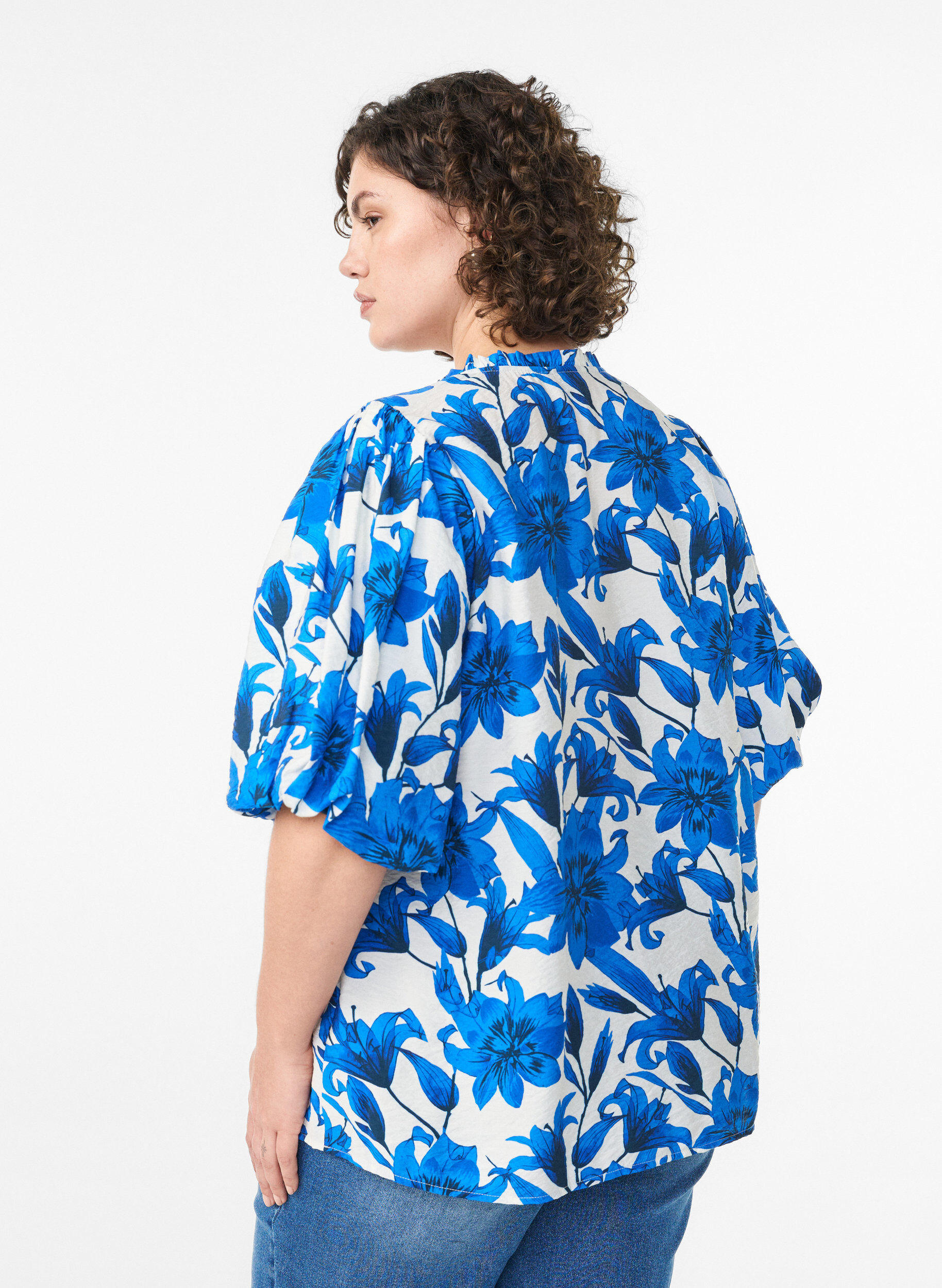 Zizzi Blouse met bloemenprint en korte ballonmouwen, Vanille, Model image number 2