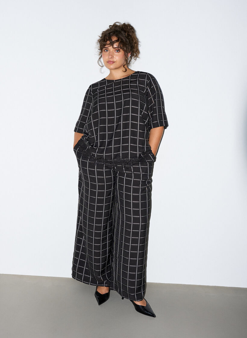 Blouse met ruitjes, kanten afwerking en ellebooglange mouwen, Zwart, Model image number 1