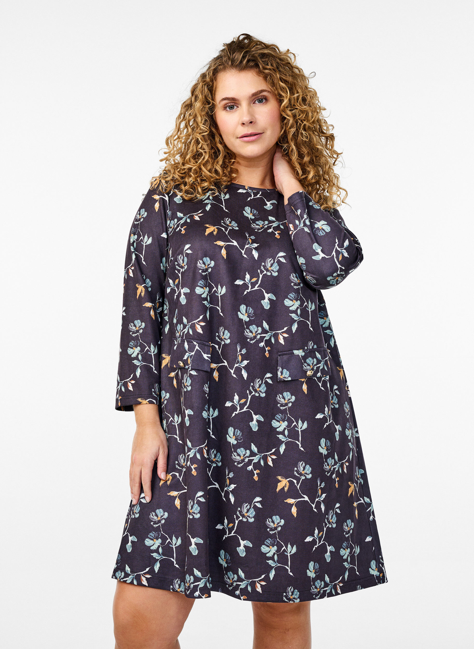 Zizzi Korte A-lijn jurk met 7/8 mouwen, Zwart, Model image number 0