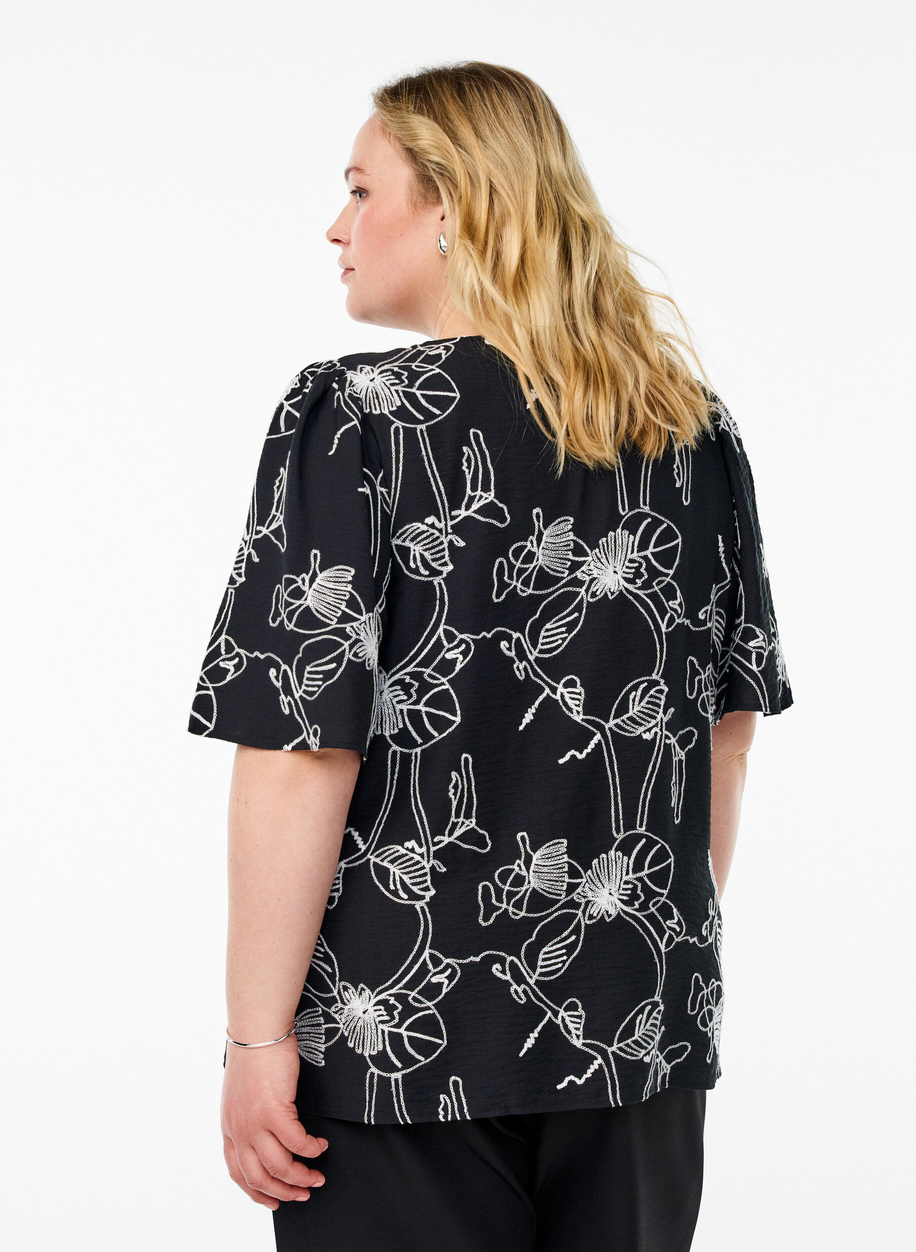 Zizzi Blouse met korte mouwen en geborduurd patroon, Zwart, Model image number 2