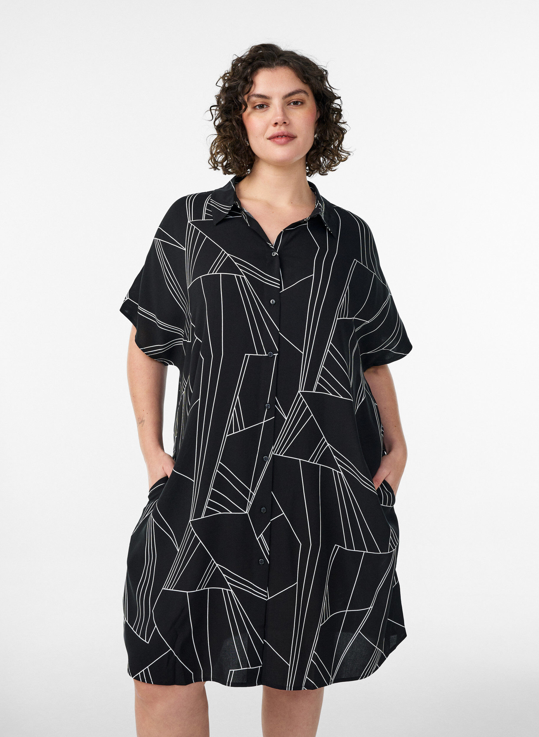 Zizzi Losvallend lang shirt van viscose, Zwart, Model image number 0