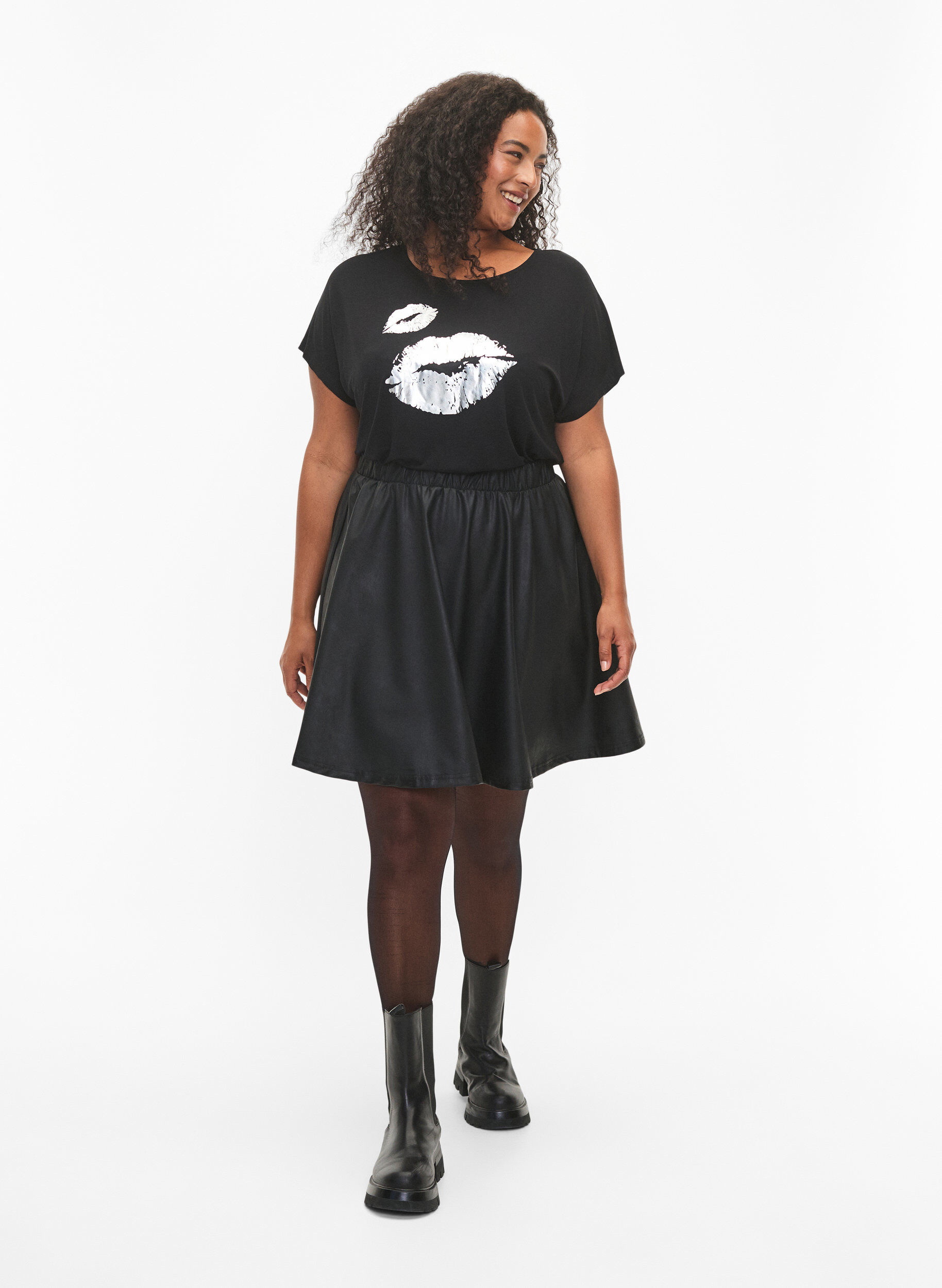 Zizzi T-shirt met korte mouwen van viscose en opdruk, Black W. Lips, Model image number 2
