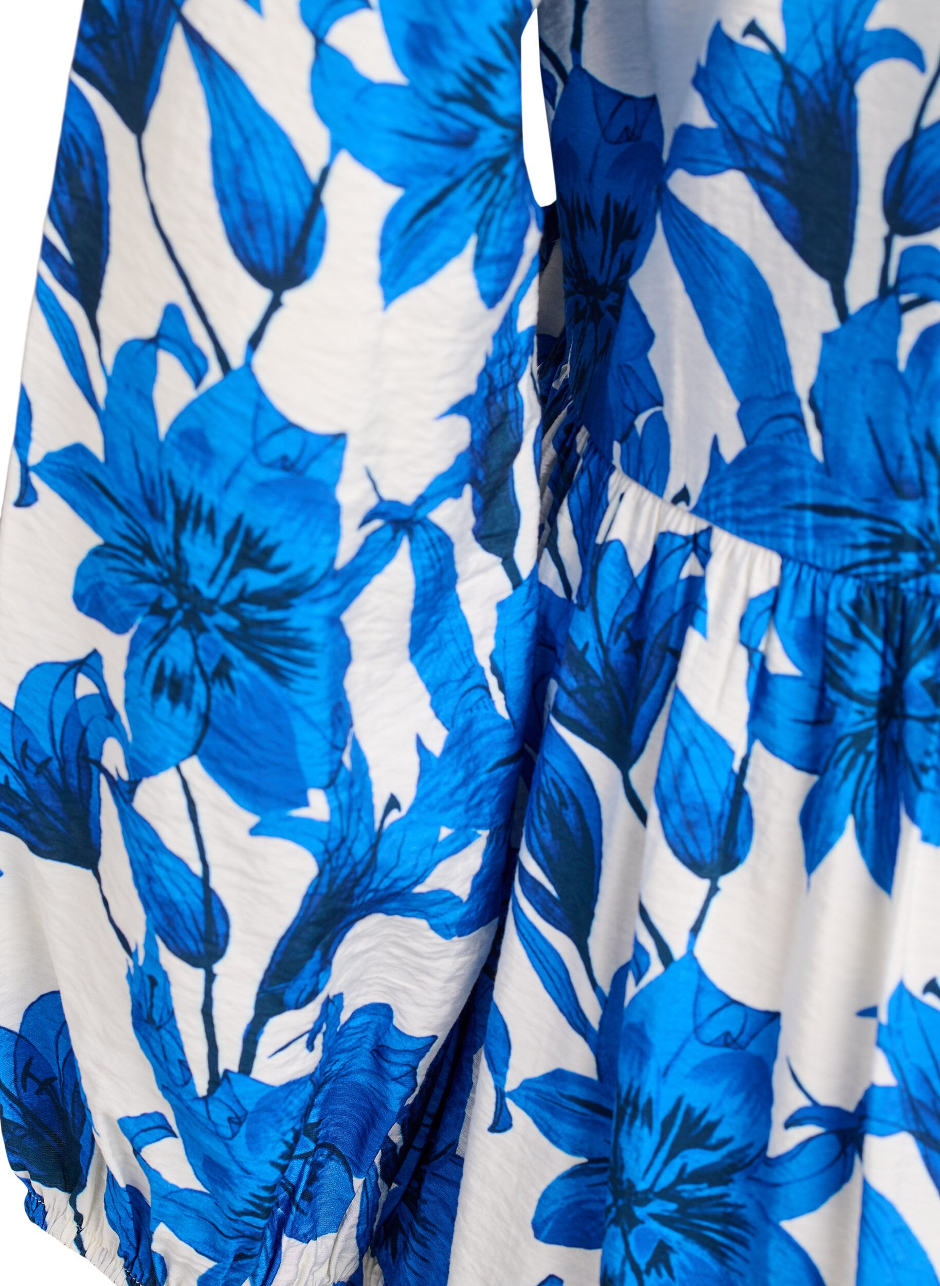 Zizzi Bloemen wikkeljurk met strikceintuur, Vanille, Packshot image number 3