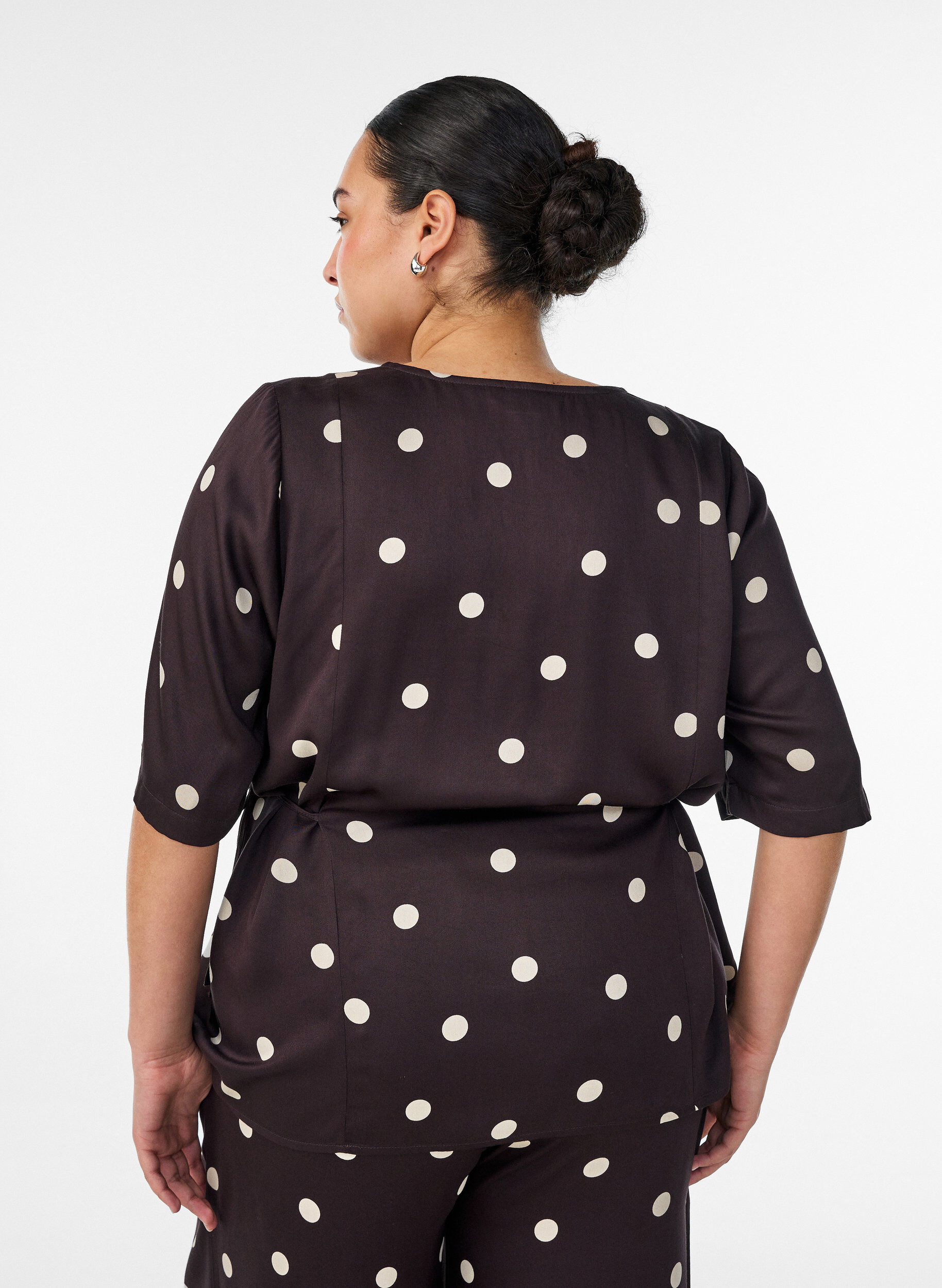 ZizziPolkadot viscose blouse met V-hals en striksluiting, Bruin, Model image number 2