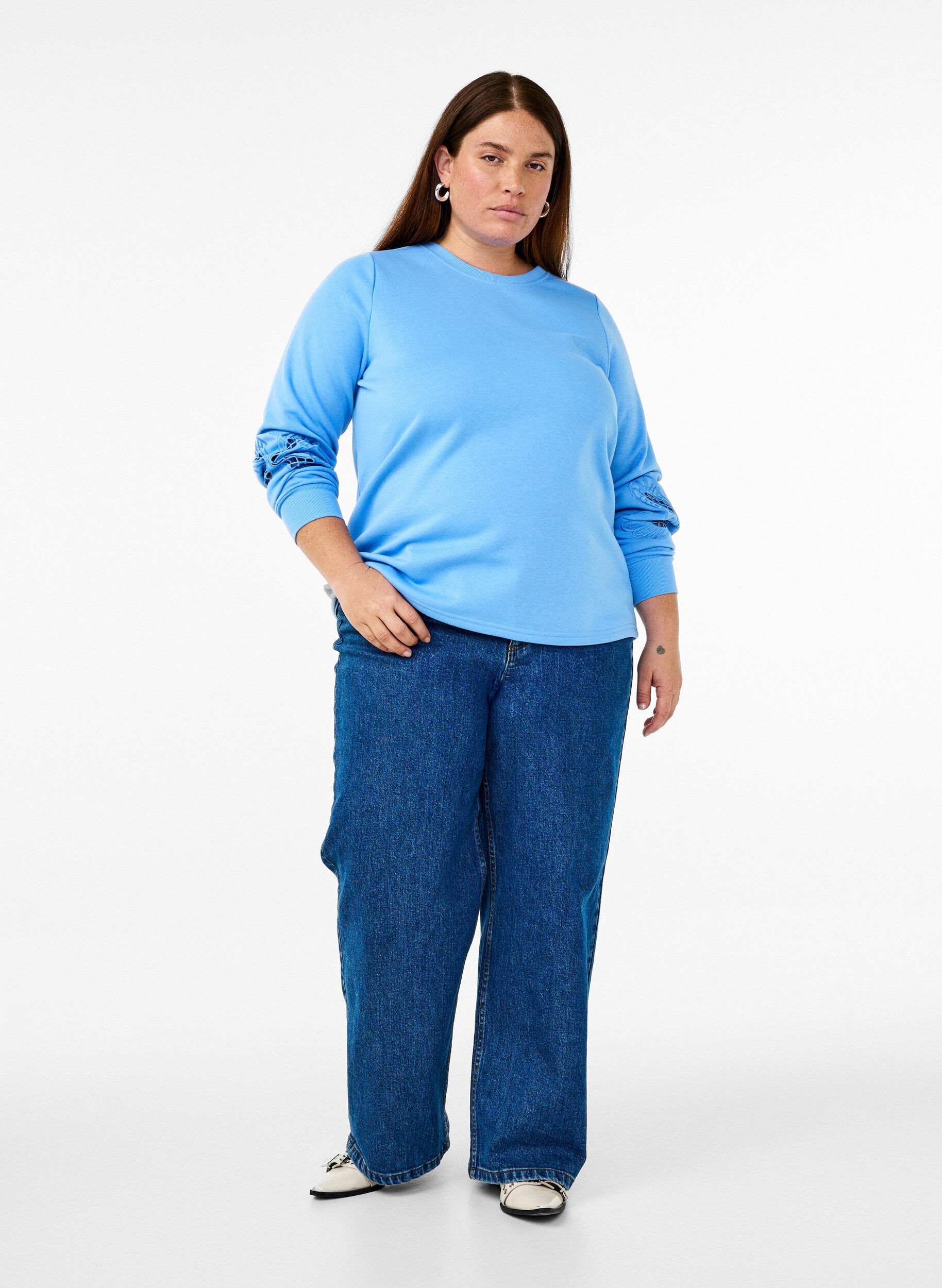 Zizzi Sweatshirt met geborduurde uitsneden, Della Robbia Blue, Model image number 2