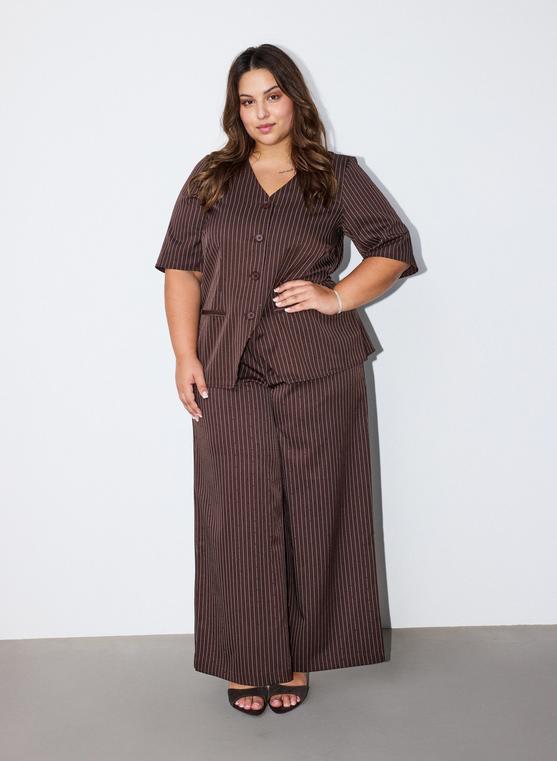 ZizziBlouse met krijtstreep, strasssteentjes en knopen, Bruin, Model image number 1