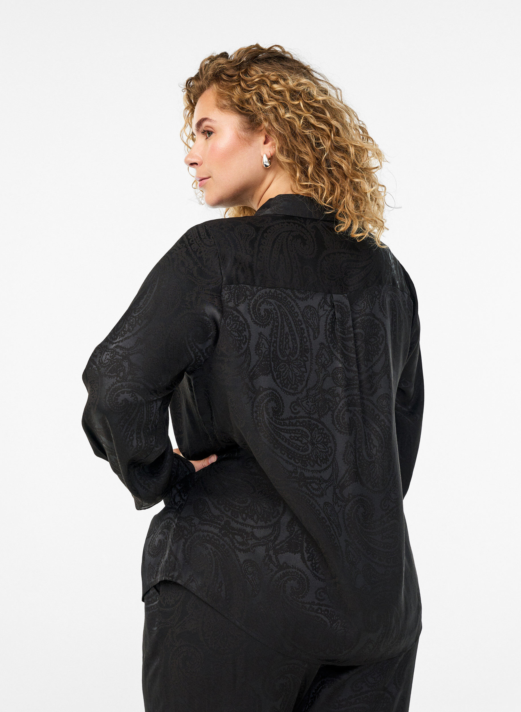 ZizziShirt met ton-sur-ton paisleypatroon, Zwart, Model image number 2