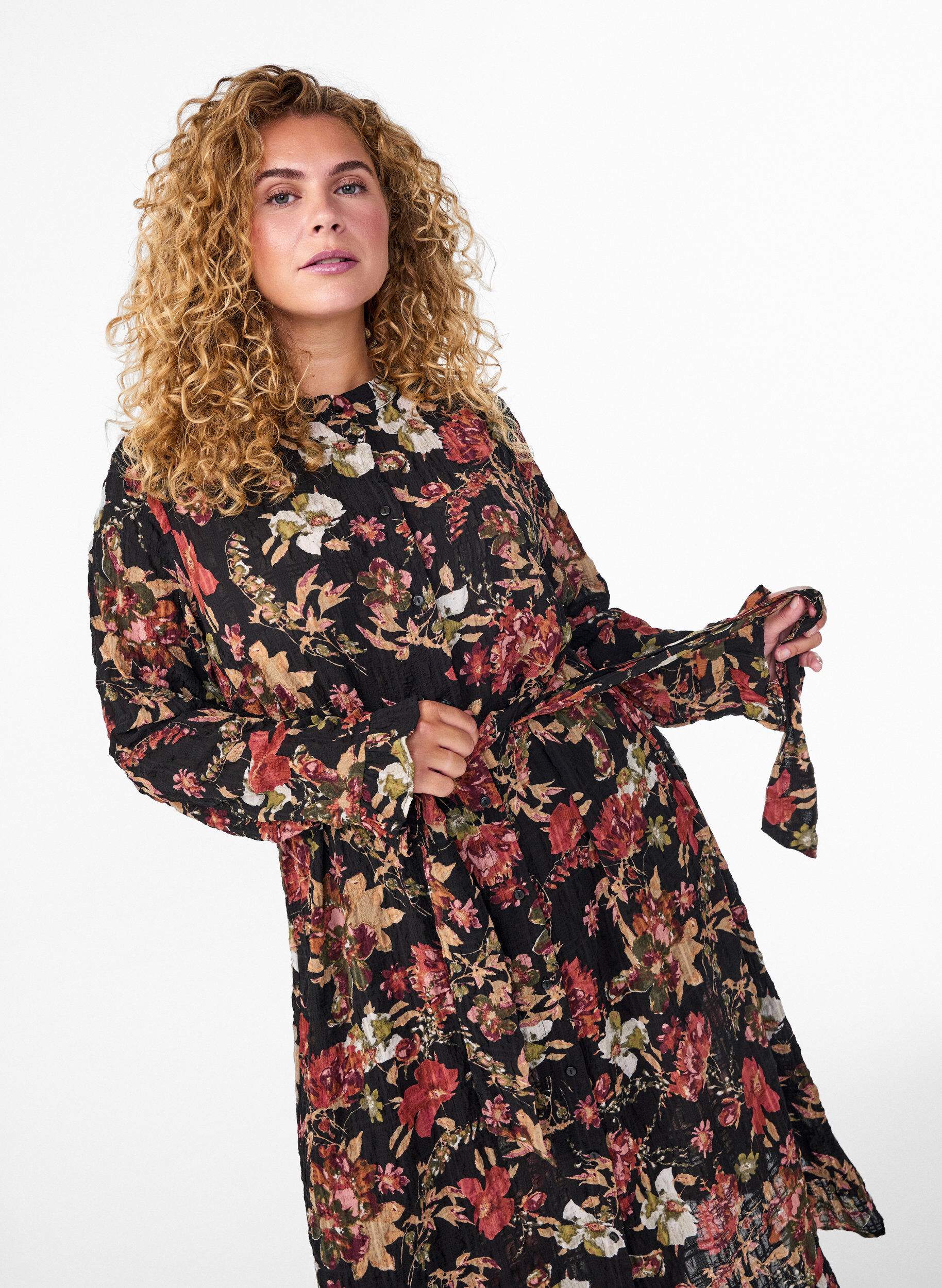 ZizziMidi-jurk met bloemenprint en afneembare strikceintuur, Zwart, Model image number 2