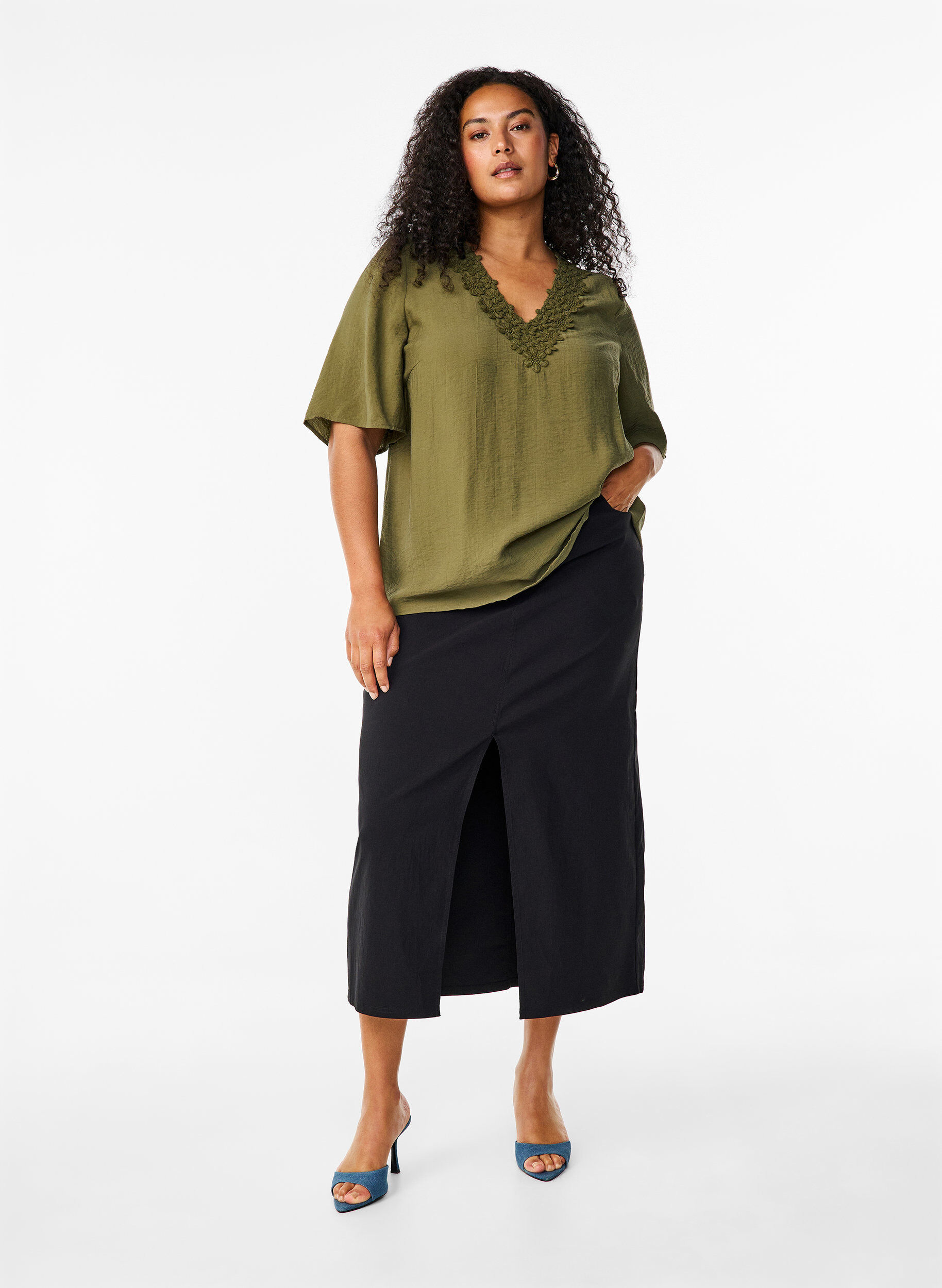 Zizzi Blouse van viscose met v-hals en borduursel, Groen, Model image number 1