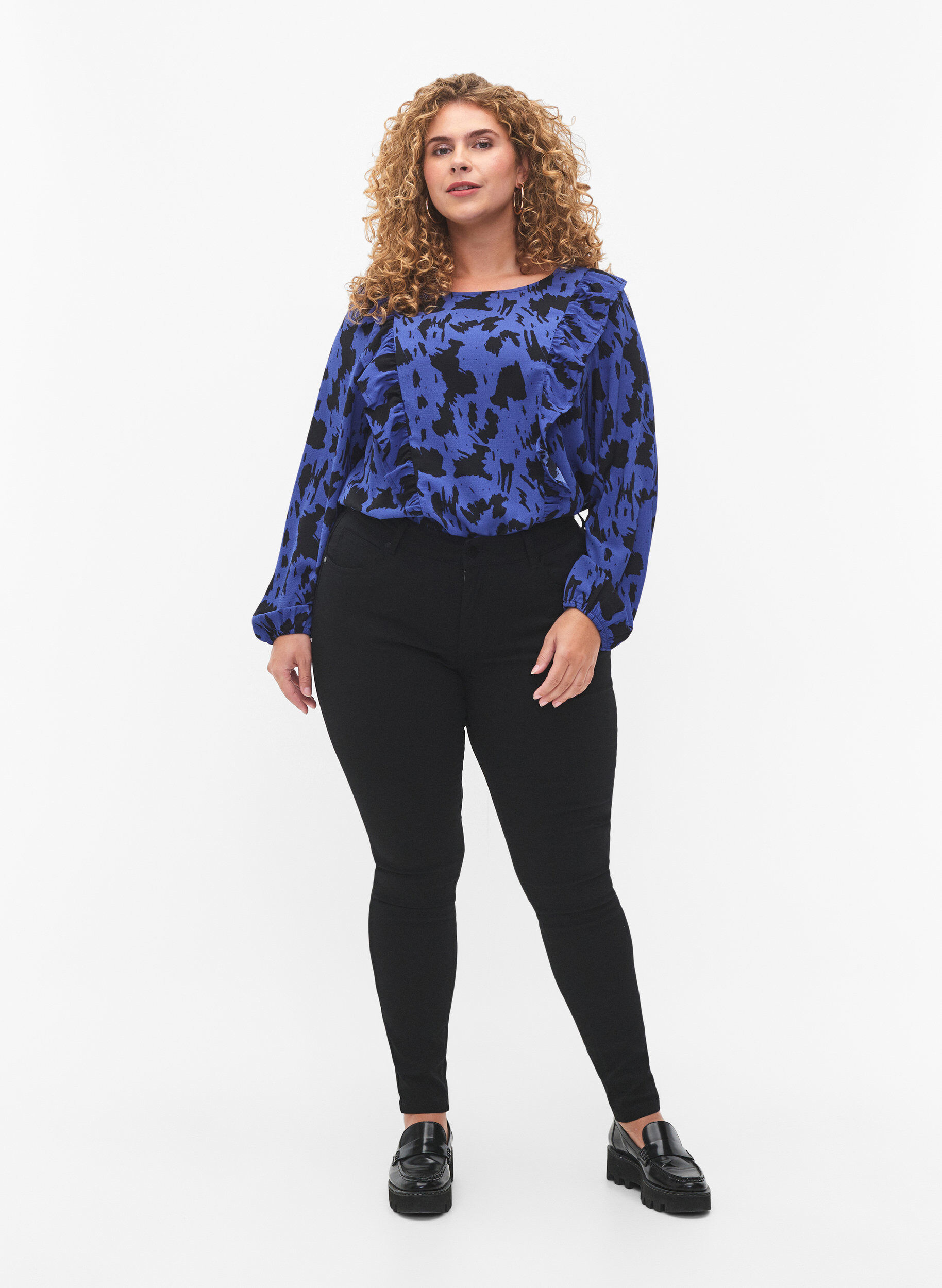 Zizzi Blouse met lange mouwen en ruches, Black Blue AOP, Model image number 2