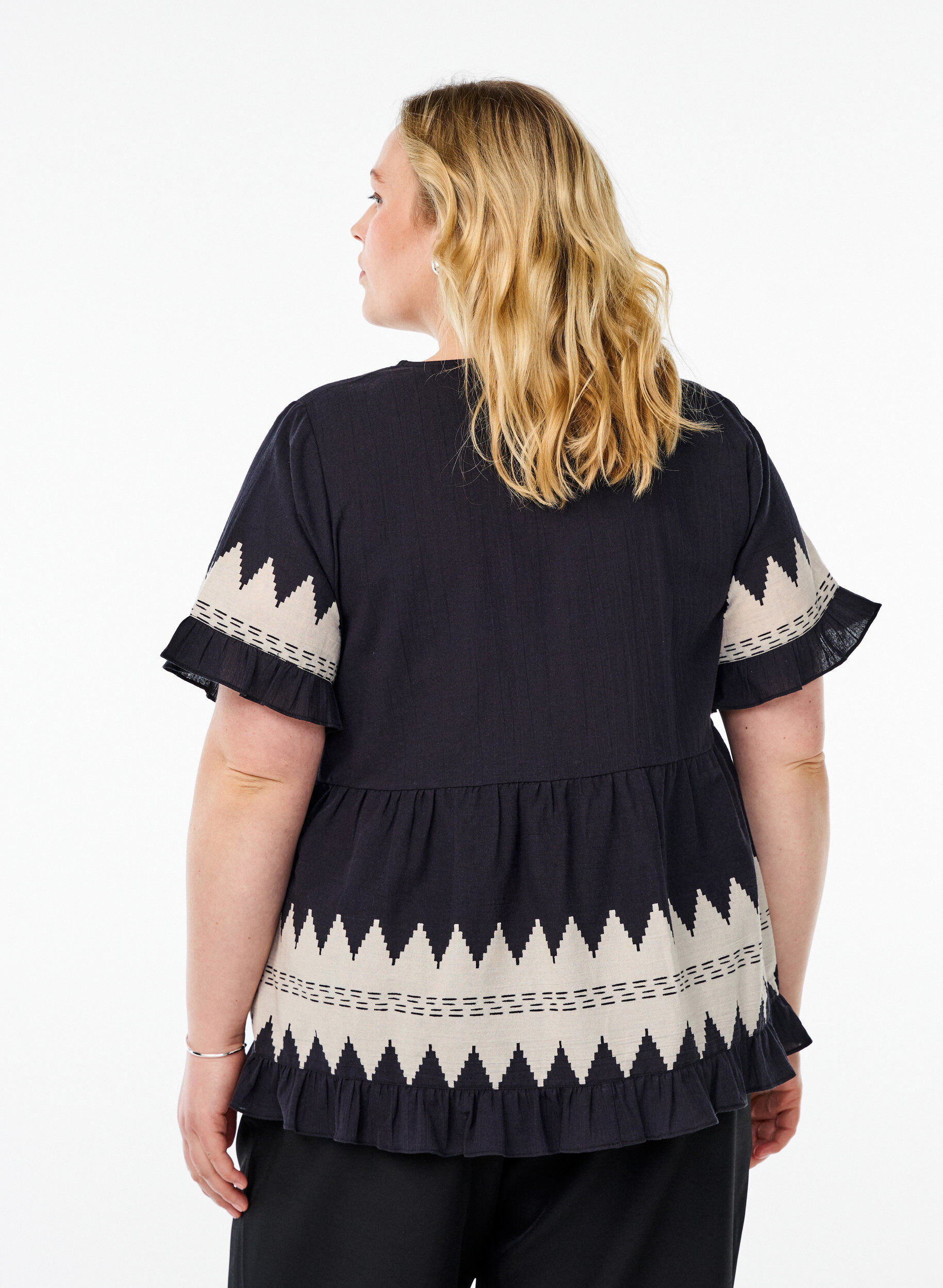 Zizzi Blouse met korte mouwen, ruches en grafisch patroon, Zwart, Model image number 2
